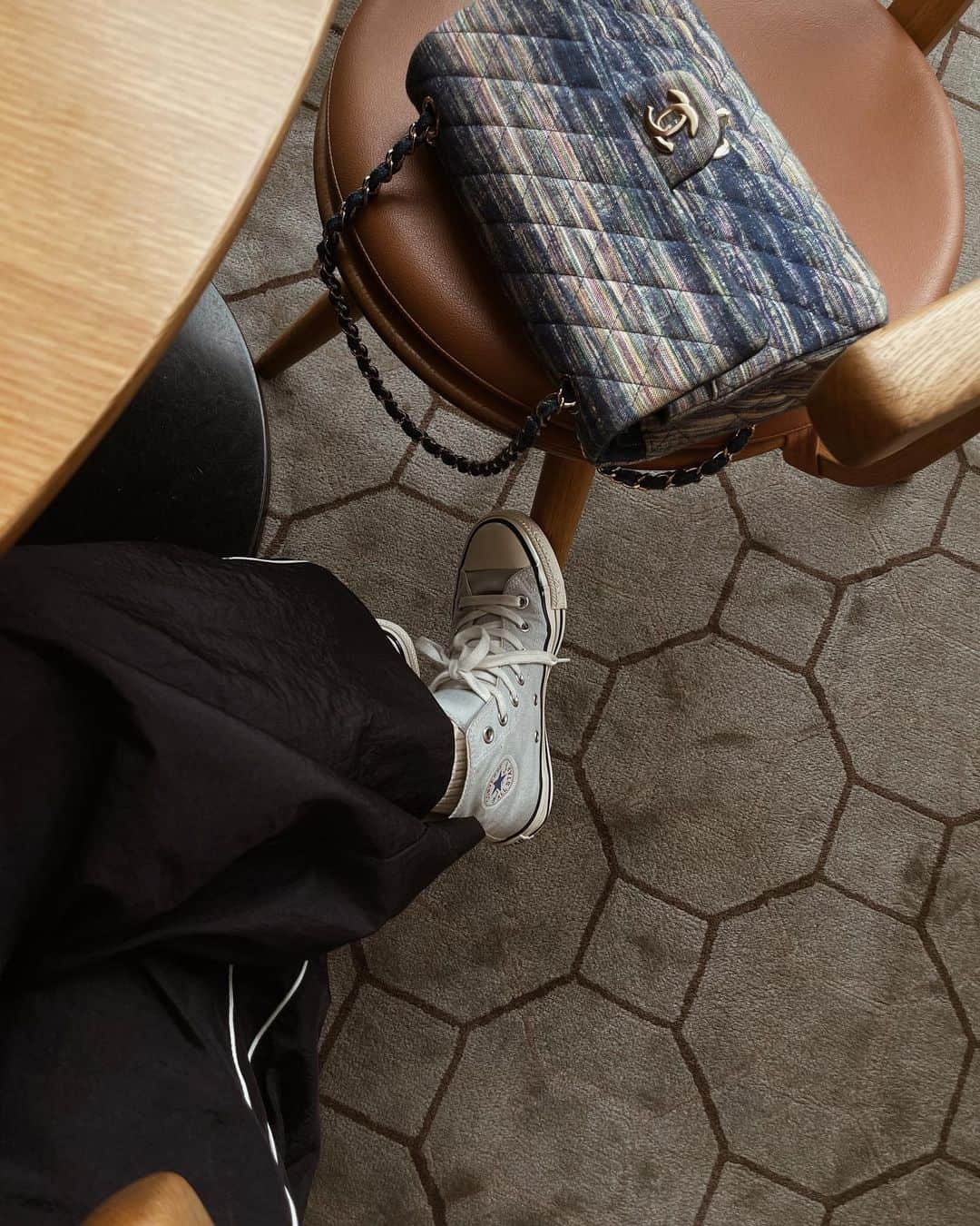 正中雅子のインスタグラム：「nylon series/nvy💙💙💙  カジュアルなナイロンシリーズに 永遠に好きな　@chanelofficial & @converse 🖤  ナイロンシリーズをgetしてから この組合せにはまってる😂  昔から色んなmixしたスタイルが好きで そんな格好してる時が自分らしさもでるし1番ワクワクする🫶  そんなスタイリングを楽しめるアイテムです♡  pre orderは23:59まで！  #masaco服  #MACHATT」