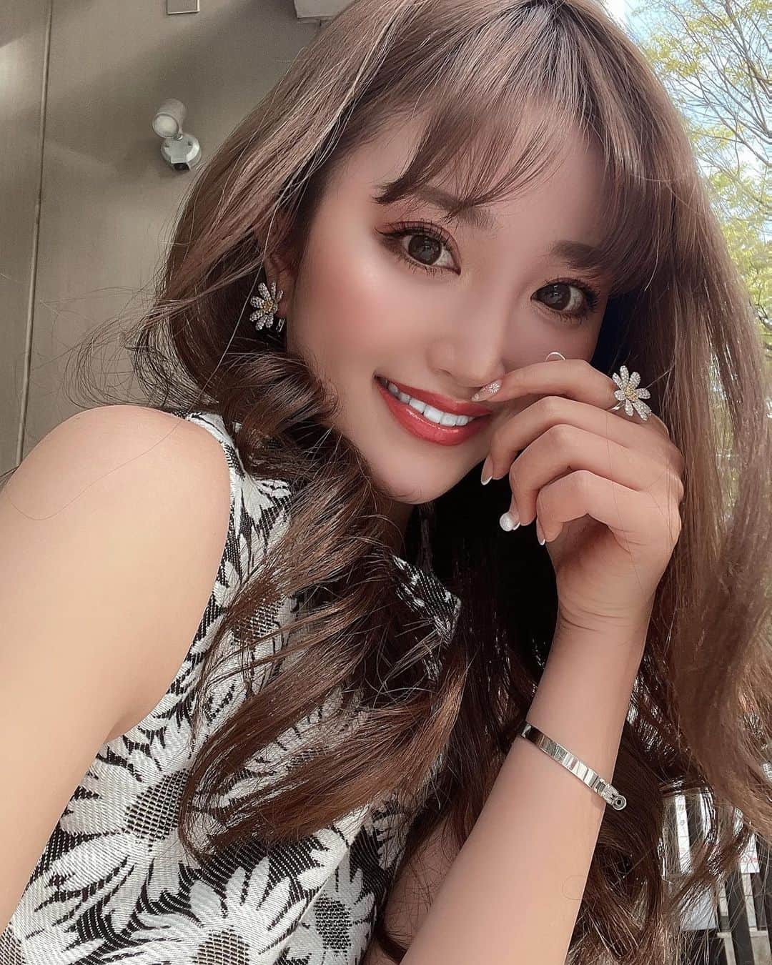 のインスタグラム：「𝗠𝗮𝗿𝗴𝗮𝗿𝗲𝘁🌼 ⁡ ニューヘアー✌🏻❤︎ イルミナカラー？だったかなぁ‥。 透明感重視のカラーでお願いしました🪞✨ ⁡ そして今日のコーデ可愛すぎませんか💛？ マーガレットのジャガードTOPSに @mioharutaka のジュエリー‥ ずっとやりたかった組み合わせ🐝💎  マーガレットの花言葉は 『真実の愛』『恋占い』🌼 花言葉含めてマーガレットが愛おしいなぁ、と思って🫢 生地づくりからはじめて とってもかわいいトップスができました❤︎ ⁡ マーガレットの筒状花には さりげないゴールドの金糸を施して‥。 この金糸、光を浴びる度にきらめいて綺麗なんです✨ ⁡ 華奢見え×脚長効果抜群の Aラインのフレアトップスで 生地は勿論、ディティールにもとっても拘りました！ ⁡ ショーパン合わせは勿論デニム合わせetc... どんなボトムも合わせやすい◎👖🌼 ⁡ 私自身、この夏出番が多そうなトップス💛」