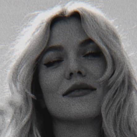 キンバリー・ペリーのインスタグラム：「SO good to see you…  Photographed by @janellshirtcliff Styled by @snapsbyjaks Hair + Makeup by @campbellritchie」