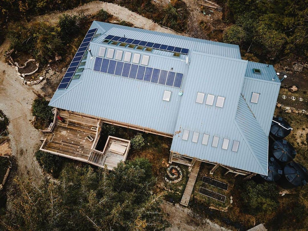 サイモン・ネスマンのインスタグラム：「Off-grid facilities @cedarcoastcentre: solar electricity, rainwater catchment, wood heat, and food gardens.   #offgrid #sustainability #cedarcoast #explorebc #vancouverisland #tofino #clayoquotsound #ahousahtterritory」