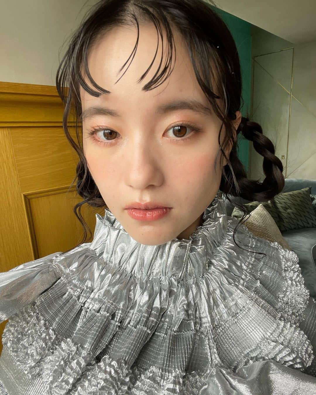 みこのインスタグラム：「shooting day🌟  素敵なクリエイターの方々ととある撮影…💭  一年位前からずっと気になる女の子だなぁとウォッチしていたsoraちゃんと一緒で、めちゃめちゃうれしかった🥹  普段ひとりで写ることが多いから、二人撮影も新鮮で、自分をどう配置するといいかなぁと考えるのがすごく楽しかった💎  公開できる日が楽しみです😽！」