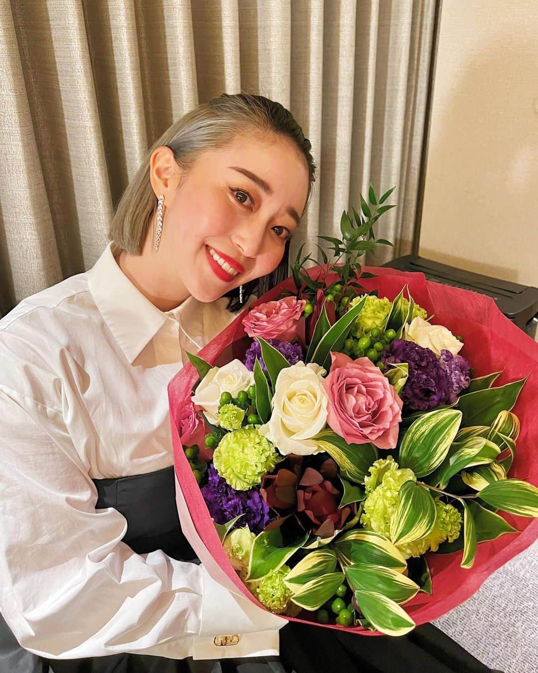 梅谷安里さんのインスタグラム写真 - (梅谷安里Instagram)「🤍💐🤍💐🤍 お誕生日を迎えて 気づけば33歳になりました🎂🤭 パパママに感謝する日。 周りの人にも感謝する日。 可愛すぎる花束にきゅん💐🐻🫰🏻 #happybirthdaytome #325」3月27日 22時59分 - anriworld