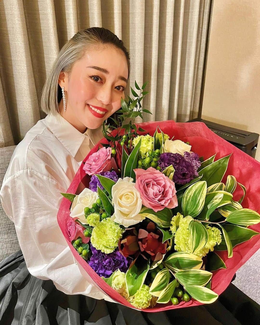 梅谷安里のインスタグラム：「🤍💐🤍💐🤍 お誕生日を迎えて 気づけば33歳になりました🎂🤭 パパママに感謝する日。 周りの人にも感謝する日。 可愛すぎる花束にきゅん💐🐻🫰🏻 #happybirthdaytome #325」