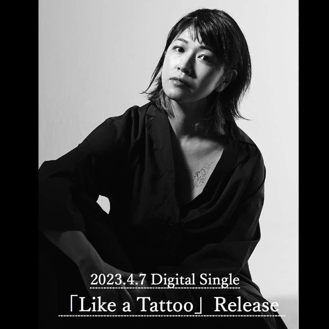 BONNIE PINKさんのインスタグラム写真 - (BONNIE PINKInstagram)「4/7に新曲"Like a Tattoo"を配信リリースします。この曲は、テレビ東京で放送が予定されている堀田茜さん主演のドラマ「私と夫と夫の彼氏」（綾野綾乃さん原作漫画）のエンディングテーマに決まりました。実は明日3月28日から、Paraviで独占先行配信がスタートするので、痺れる三角関係の物語とこの曲がフィットしているといいなと私自身も拝見するのを楽しみにしています。  私にはTattooは無いのですが、そこはかとない憧れはずっとあり、それはまるで諦めきれない恋愛に似ているなと思います。この曲は、考えたり触れるとズキズキする、近くて遠い存在の歌。Little Creaturesの鈴木正人さんが、心音のようなキック音や波打つ血流のようなサビのアレンジで曲に寄り添って下さいました。 ドラマを見て曲も聴いて、一緒にゾクゾクしてもらえたら嬉しいです。」3月27日 22時52分 - bonniepink_official