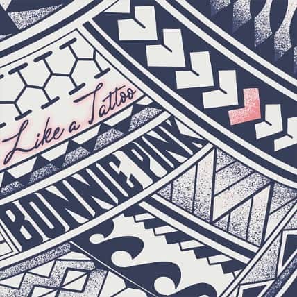 BONNIE PINKのインスタグラム：「4/7に新曲"Like a Tattoo"を配信リリースします。この曲は、テレビ東京で放送が予定されている堀田茜さん主演のドラマ「私と夫と夫の彼氏」（綾野綾乃さん原作漫画）のエンディングテーマに決まりました。実は明日3月28日から、Paraviで独占先行配信がスタートするので、痺れる三角関係の物語とこの曲がフィットしているといいなと私自身も拝見するのを楽しみにしています。  私にはTattooは無いのですが、そこはかとない憧れはずっとあり、それはまるで諦めきれない恋愛に似ているなと思います。この曲は、考えたり触れるとズキズキする、近くて遠い存在の歌。Little Creaturesの鈴木正人さんが、心音のようなキック音や波打つ血流のようなサビのアレンジで曲に寄り添って下さいました。 ドラマを見て曲も聴いて、一緒にゾクゾクしてもらえたら嬉しいです。」