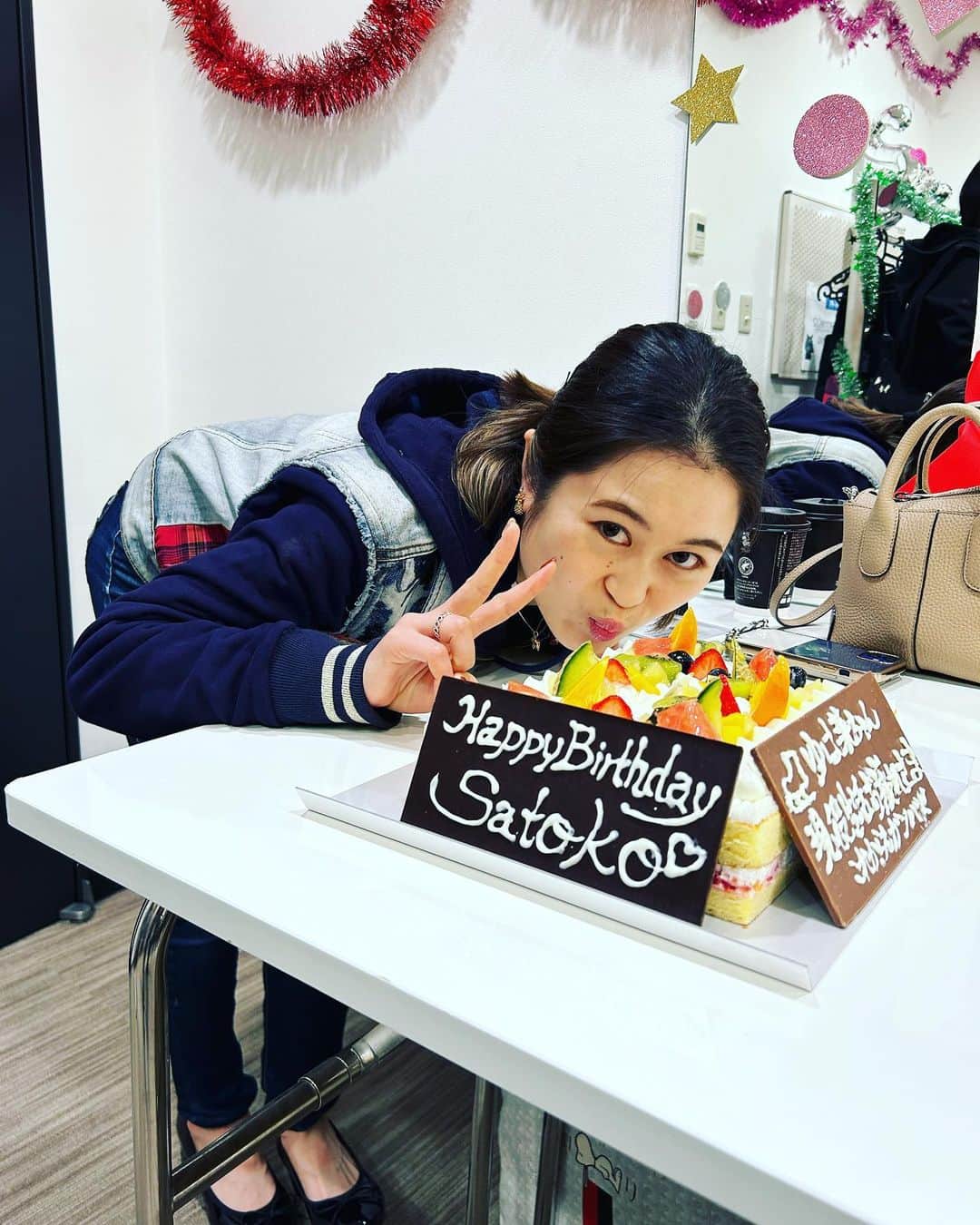 のインスタグラム：「遅くなりましたが、先日25歳の誕生日を迎えました。そして、競技引退を公表して一年が経ちました。長かったような、短かったような、でもやっぱりあっという間だったなあと感じています。 沢山の新しい経験ができ、新しい景色を見ました。沢山の方々の支え、仲間との絆を身をもって感じ、幸せを噛み締めた一年でした。そしてスケートへの愛もより一層深まりました！ 国内外あちこちを旅した怒涛の一年でしたが、たくさんの学びがあり、充実した一年でした。 これからも真摯に、自分らしく精進してまいります。 今後とも宜しくお願い致します。 最後に、 いつも応援ありがとうございます！  It is a belated birthday post but I would like to share all my appreciations. The same day a year ago I announced my retirement from competing. It seems like it was a long year but also very quick. It was an unpredictable start with so much stuffs thinking about what I want to do but don’t know what to at the same time in my mind. But by living day by day, experiencing lots of shows, being with all the best people and exploring and observing my own heart I was able to accept myself gradually and felt the support from everyone. It had been a bizarre year.  Now I will enjoy everyday, every moment even more!!! Life is SOOO BEAUTIFUL🥰 Thank you everyone!  #thankyou  #感謝 #lifeisbeautiful」
