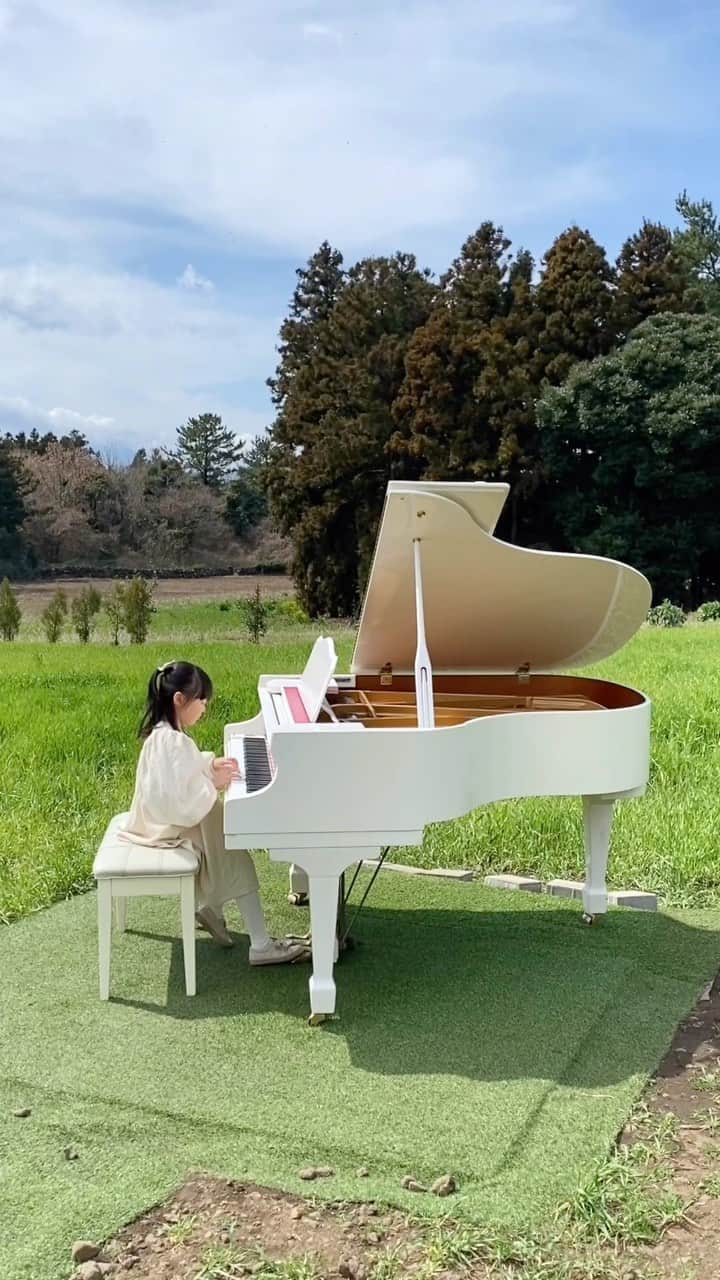 MOMOツインズのインスタグラム：「It’s not everyday you find a white piano out in the fields. Leia said she wanted to play for the birds 🤣 #yougogirl #lllgoestojeju」