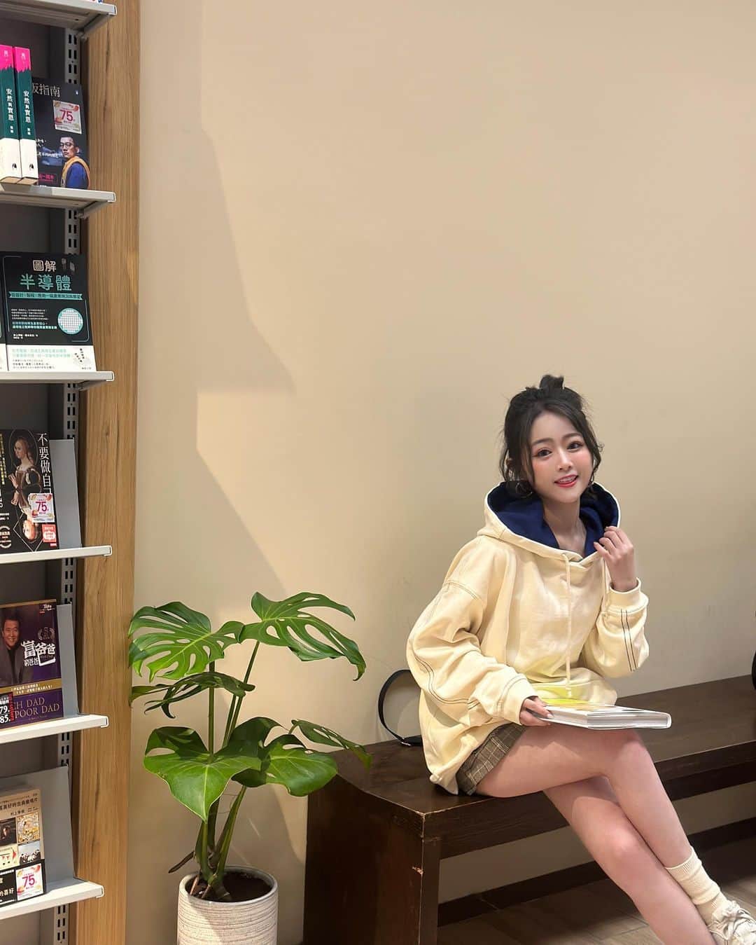 徐薇涵（Wei Han Xu）のインスタグラム：「這天冷冷的 又可以套著Hoodie就出門 太喜歡啦💕 @melsign.tp」