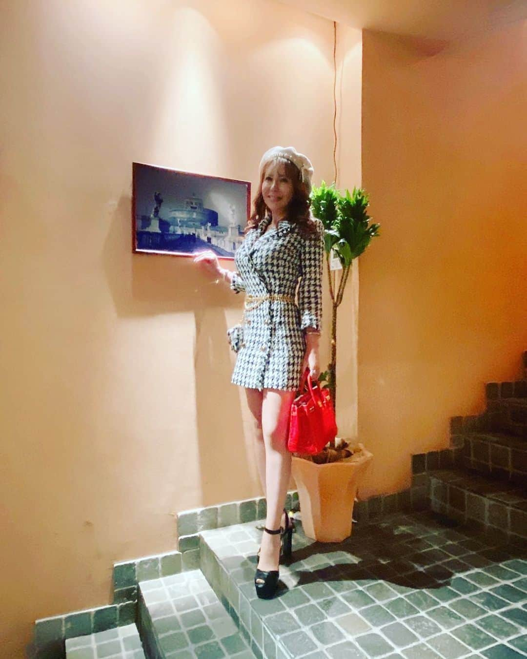 美香さんのインスタグラム写真 - (美香Instagram)「花冷え🌸の雨の週末、今シーズンの秋冬物着るの最後かな、、、  お気に入りだが、買っても3回しか着てない‼️  ほとんど秋冬ものはクリーニングに出しちゃったしね  ツイードって太って見えるから、もっと絞らなきゃな😃笑  筋トレもストレッチも大好きなおしゃれのため、お洋服をきれいに着るためだけである💖💖💖  赤のクロコのバーキンがアクセント⭐️  #夜桜 #お花見 #桜 #ツイードワンピース #チェーン #バーキン #バーキン25 #クロコダイル #バーキンしか持たん」3月27日 23時08分 - mika_richlife