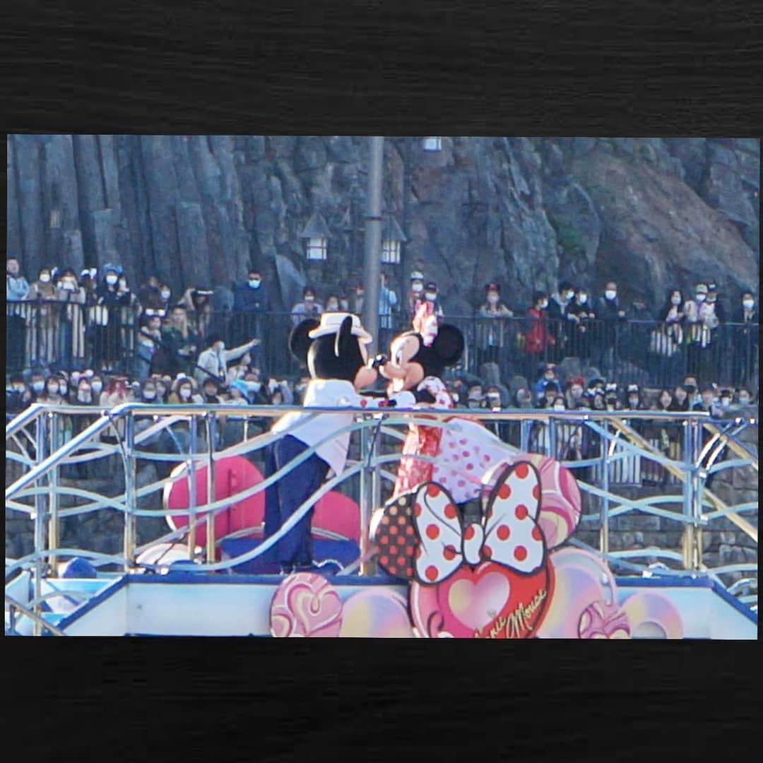 愛水せれ奈さんのインスタグラム写真 - (愛水せれ奈Instagram)「. 2023年お初の#ディズニーシー ✨🤩✨ . 15:00からのチケットでパークインしましたが、お金を払って並ばずに乗れる#魔法のチケット もすでに#完売 でした😂 . . #ディズニー  #ミニーマウス #ミッキーマウス #ミニーウィーラブユー #ホットワインカクテル (アップル🍎＆ピーチ🍑) #Disneysea #Disney」3月27日 23時12分 - airi.aaari.aimi