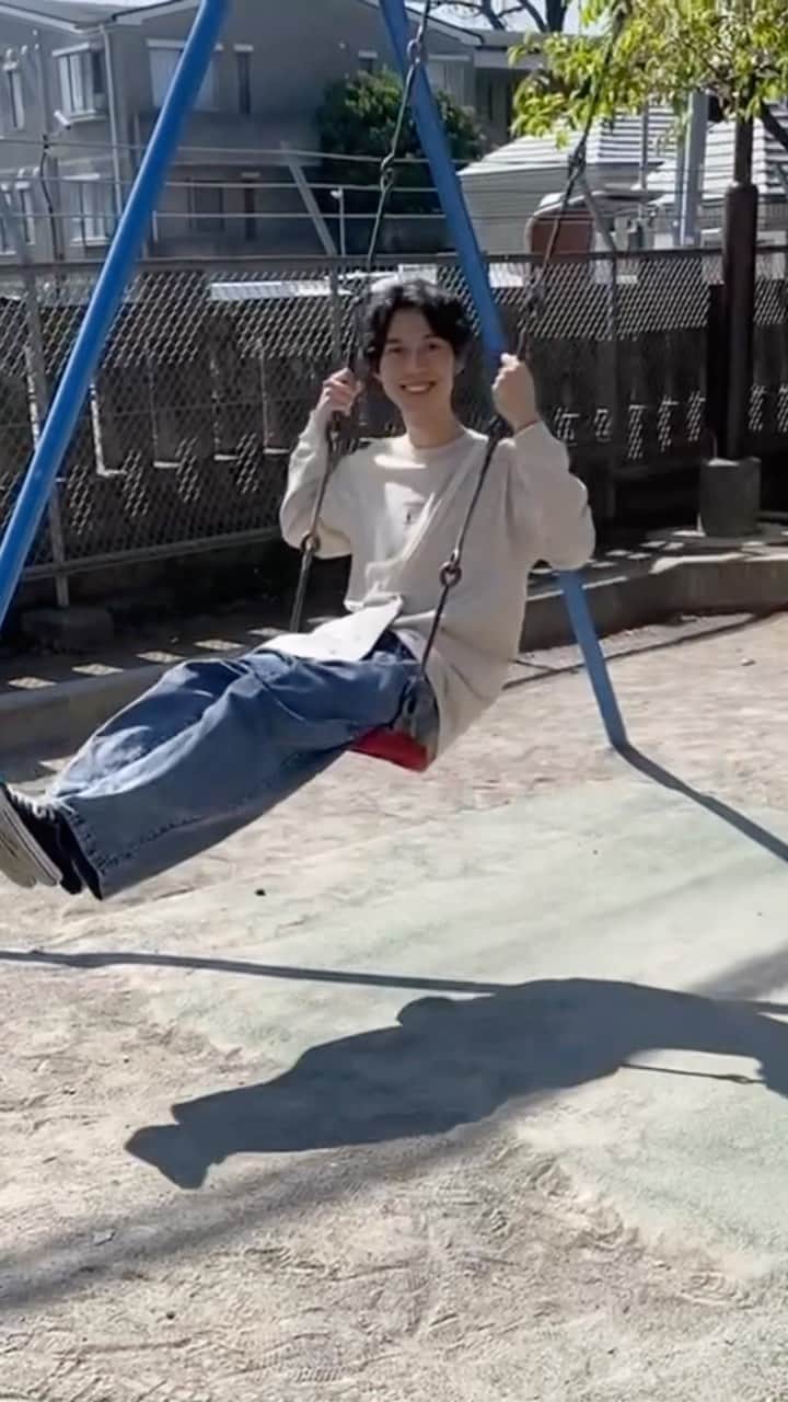 Masakiのインスタグラム：「グッズ撮影の時に行った久しぶりの公園☀️  #おまさの公園備忘録 #ブランコ」