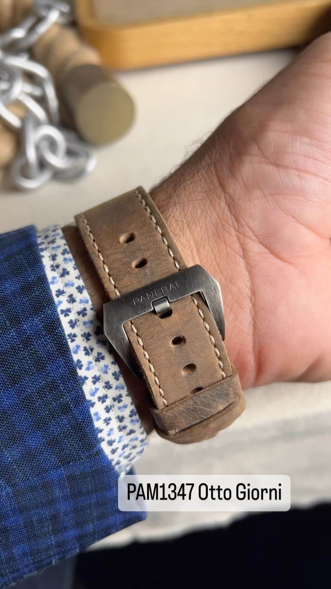 パネライのインスタグラム：「Another member of the Otto Giorni collection is the #PAM1347 with a gradient brown dial.  As with the PAM1348 this 45mm features an eSteel case that has been hand finishes to give it its vintage look with no two being the same.  Personally I think it adds a ton of character to the piece and the invokes a great vintage feel.   This will be a regular production piece available at all Panerai boutiques and will retail for $9700. Let know what you think of this model in the comments below. #panerai #paneraicentral」