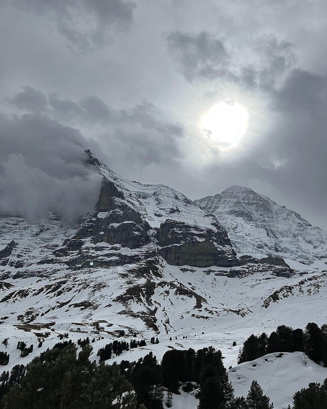 Duncanさんのインスタグラム写真 - (DuncanInstagram)「words can’t describe🇨🇭 美得像幅畫 美得不像話 . @gobytrain  @jungfrauregion  @jungfraujochtopofeurope  @grindelwald_eiger  @grindelwaldfirst  @interlaken  . #switzerland #grindelwaldfirst #jungfraujoch #interlaken #duncan #2023 #travel #duncandesign」3月27日 23時28分 - duncan_design