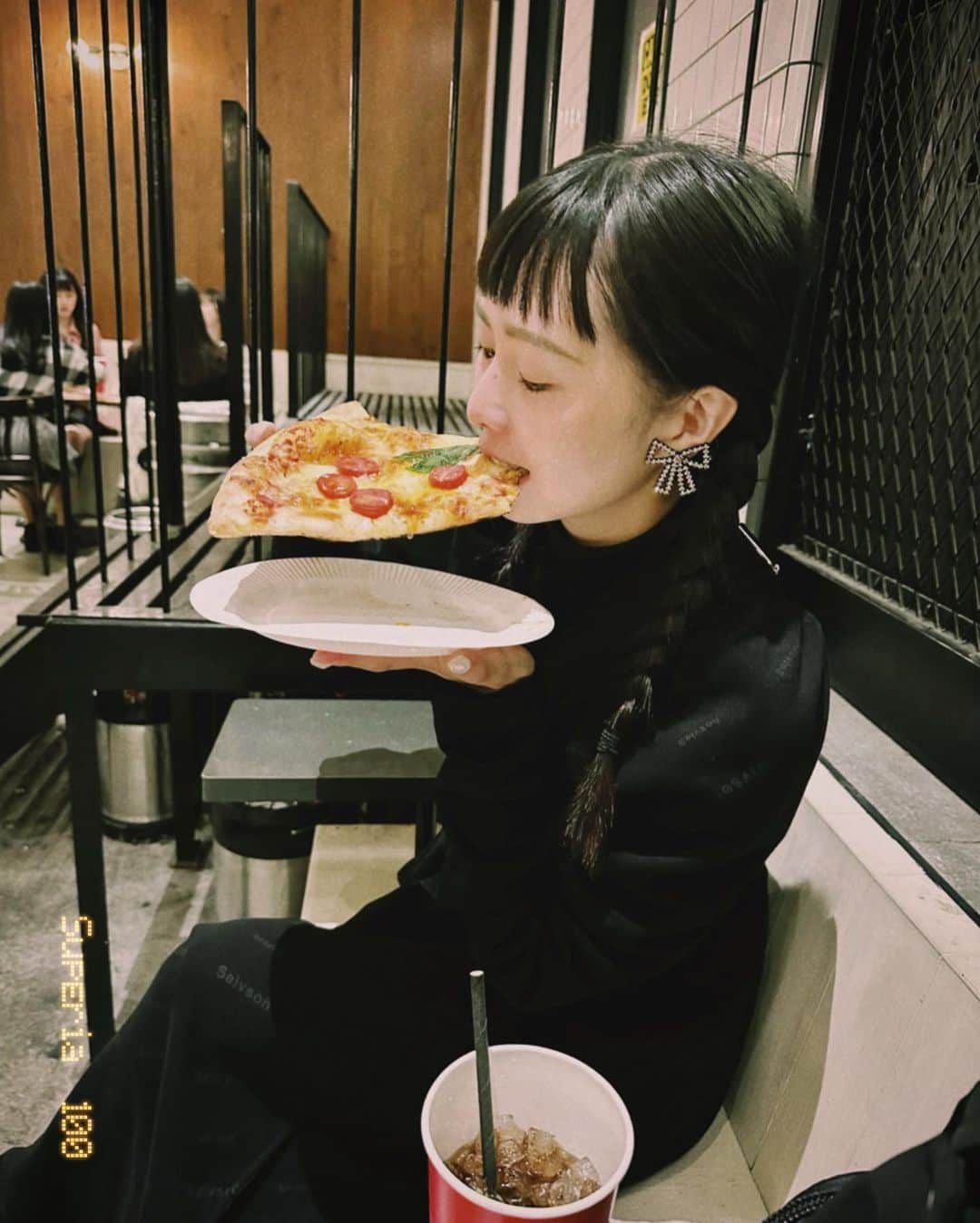 Dewi Chienさんのインスタグラム写真 - (Dewi ChienInstagram)「🍕如果跟我們一樣設定了認真逛街日，那逛到南青山的時候，拜託記得來吃這間披薩，超省時又超好吃啦⋯慢慢吃都不用半小時就可以充滿電力再出發👍🏻推 #最後有人陰魂不散 #下次再帶妳一起來 #比臉還大的披薩」3月27日 23時28分 - dewichien