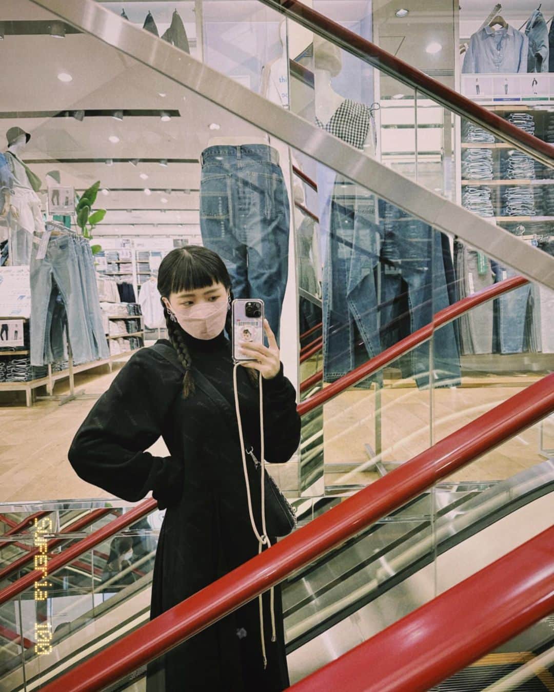 Dewi Chienさんのインスタグラム写真 - (Dewi ChienInstagram)「🍕如果跟我們一樣設定了認真逛街日，那逛到南青山的時候，拜託記得來吃這間披薩，超省時又超好吃啦⋯慢慢吃都不用半小時就可以充滿電力再出發👍🏻推 #最後有人陰魂不散 #下次再帶妳一起來 #比臉還大的披薩」3月27日 23時28分 - dewichien