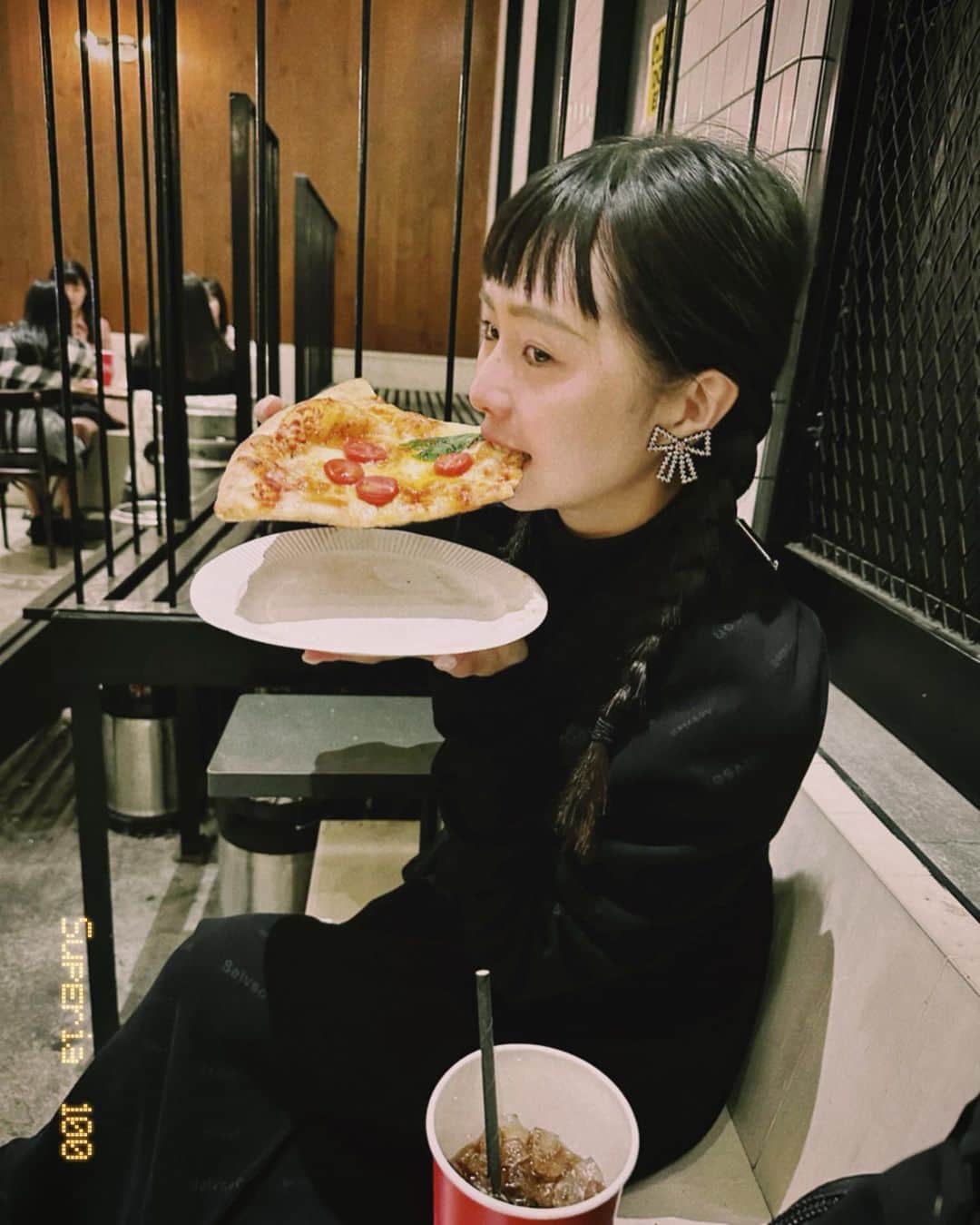 Dewi Chienのインスタグラム：「🍕如果跟我們一樣設定了認真逛街日，那逛到南青山的時候，拜託記得來吃這間披薩，超省時又超好吃啦⋯慢慢吃都不用半小時就可以充滿電力再出發👍🏻推 #最後有人陰魂不散 #下次再帶妳一起來 #比臉還大的披薩」