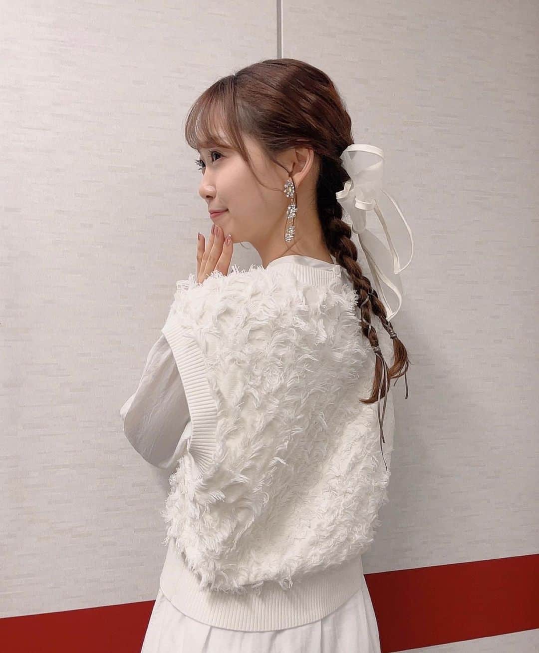 芹澤優のインスタグラム：「🐇  今日はホワイティーなセリコでした！  ゲストさんたーーくさんの中、MC頑張るセリコを応援してくれてありがとう♡  ゲストの皆様もありがとうございました！！  大先輩の倖田さん本当に尊敬です！KOOさんも見守っててくれて、モフモフちゃん癒しだし、アイドルちゃんたちキラキラで、モリタクさんファンになりそうです！！！笑  楽しい配信でした☺️  私服 ワンピース　@amerivintage  ベスト　@ray_beams_official  ピアス　@shein_japan   ヘアメイク　@haru129mn   連日のセリコひと段落です！ 次は週末の北九州かな〜  頭の中魚のことでいっぱいです🐟🐟🐟🫧  #昨日は結局 #エリンギは焼きませんでした　 #そして雨降ってきたね #寒めだね #お家に着いたら #今日こそエリンギ #焼こうかな」