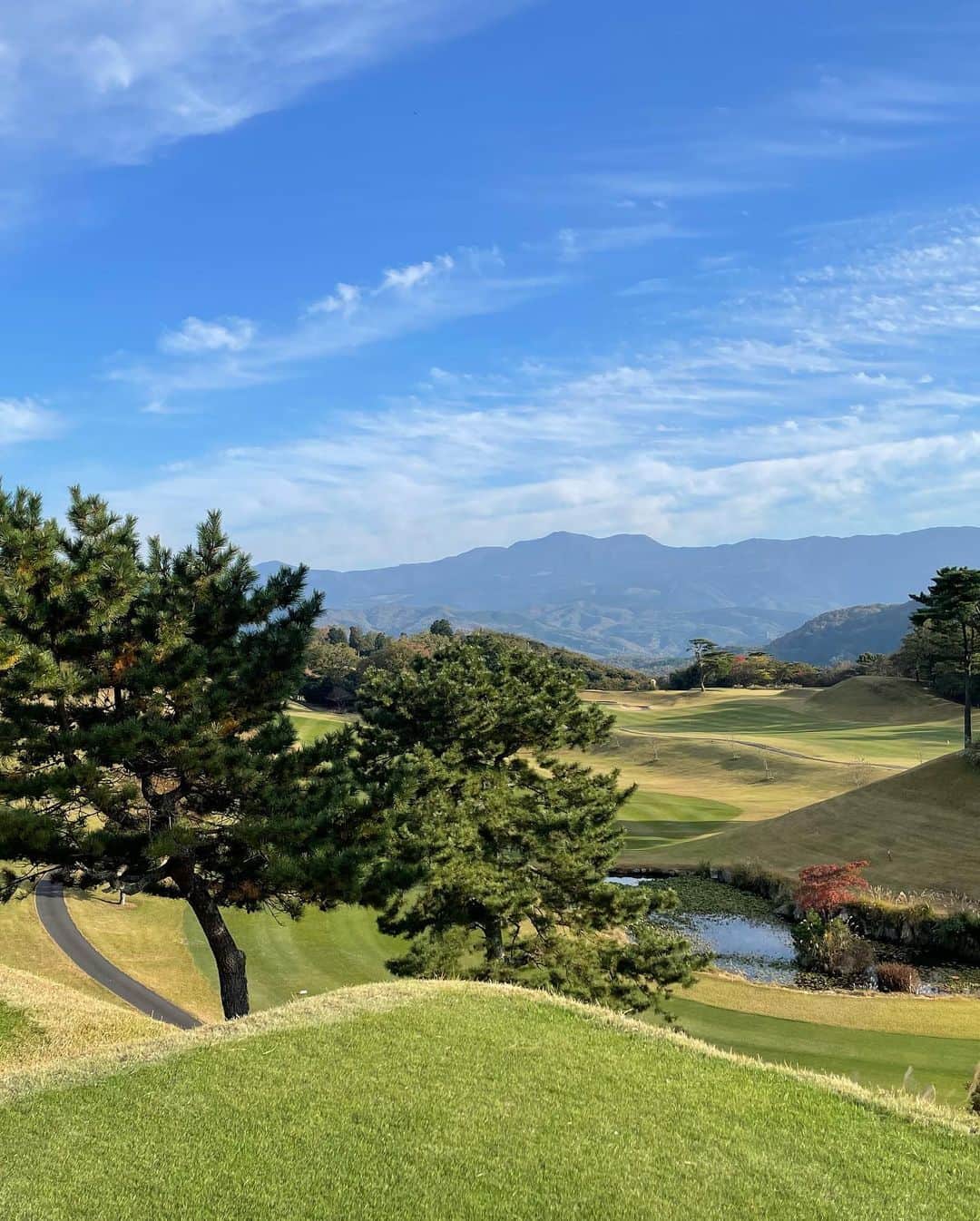小林未来のインスタグラム：「快晴☀️ ランチビュッフェなゴルフ場は初めてでした！！ 帰りに見た富士山が綺麗🗻 #フジ天城ゴルフ倶楽部 #ゴルフ日和 #富士山 #ゴルフウェア #過去pic」