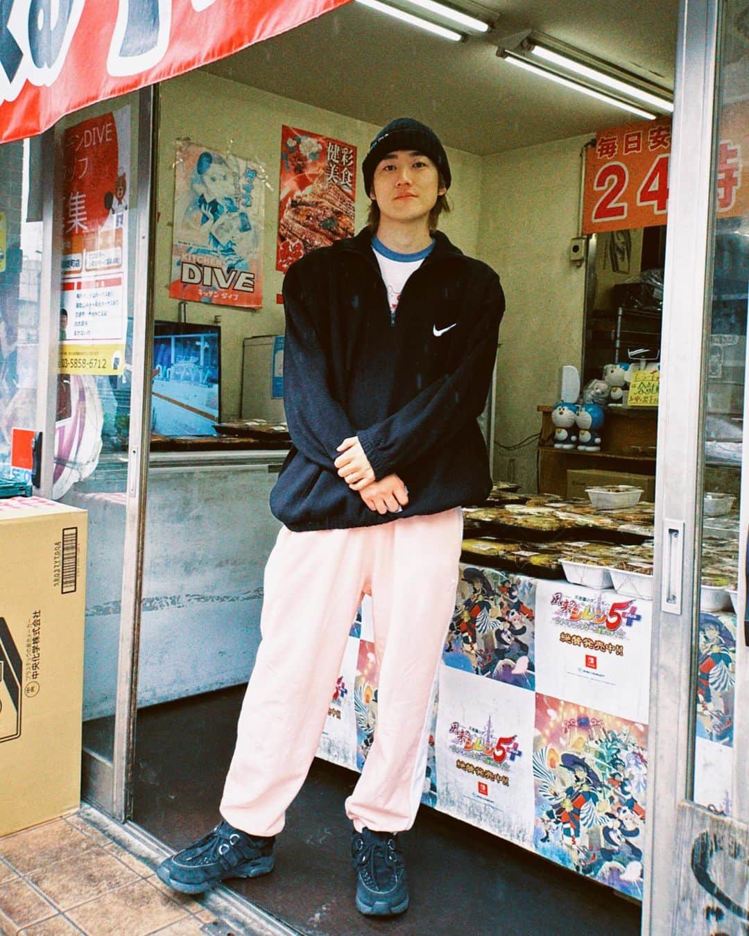 のインスタグラム：「3日間お弁当屋さん生活楽しかったなぁ 後日北打ちでアップしますねー  knit cap: #umbush  tops: #90s #nike inner: #80s #lingertee  bottoms: #palace  sneaker: #THESALVAGES  #vintageclothing #vintagefashion  #古着 #vintage #90s #80s」