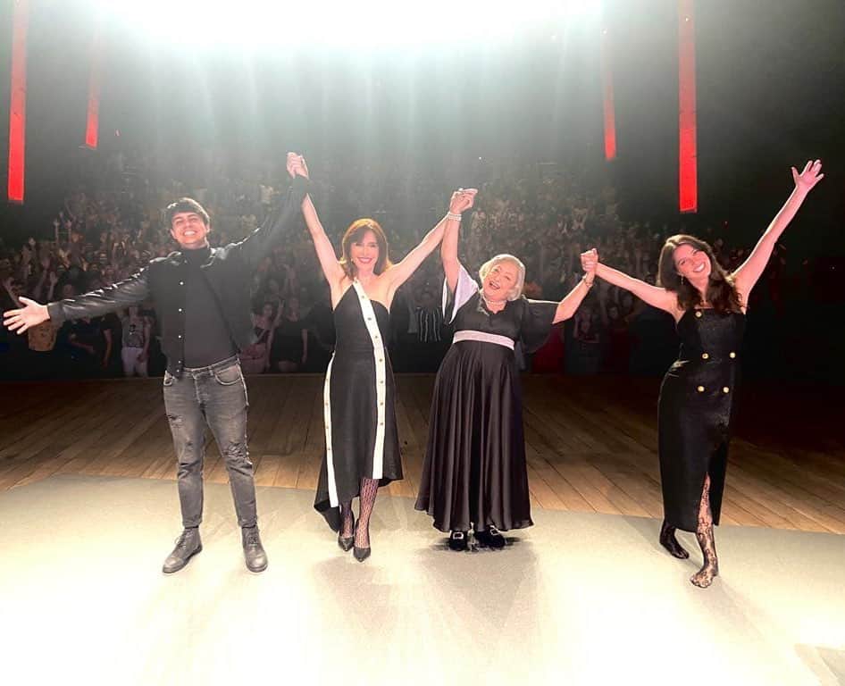 ナタリア・ディルのインスタグラム：「E começamos a nossa turnê!!!  Da uma olhada lá no perfil da peça pra ver as datas e as cidade!  Viva o teatro 🎭  @tresmulheresaltas E claro! Aproveitando q hj é #diamundialdoteatro」