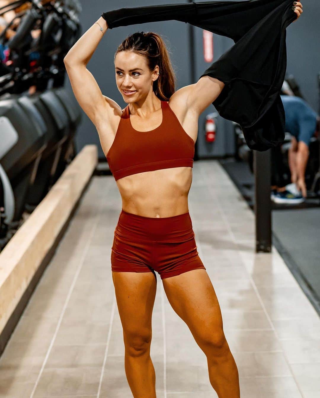 Camille Leblanc-Bazinetさんのインスタグラム写真 - (Camille Leblanc-BazinetInstagram)「Fit & Trim 30 days challenge 04/03🔥  This challenge is different because: ✅We take in consideration your hormonal state through the day   ✅We time your nutrients intake according to your hormonal state (anabolic vs catabolic) and training type (cardio vs Bodybuilding)  ✅We Optimize the effect of training and eating in your body by timing it properly and giving it the proper stimulus   ✅Adapt the food intake according to how your body is adapting from week to week.  I am so excited for an other one of my amazing challenge! This challenge is all about giving you all the tricks and tools to optimize your lifestyle and finally get the goals you are looking for!  It is meant to fit your lifestyle and guide you into taking care of yourself so you can finally get the health and physic you deserve and have been looking to achieve.  Includes - personal macronutrients prescription - weekly check in with me and our coaches - Daily Bodybuilding - Daily high intensity workout - Daily cardio - Facebook groupe  - Accountability and leaderboard!! - training and nutrition schedule   Join us at ferocefitness.com」3月27日 23時41分 - camillelbaz