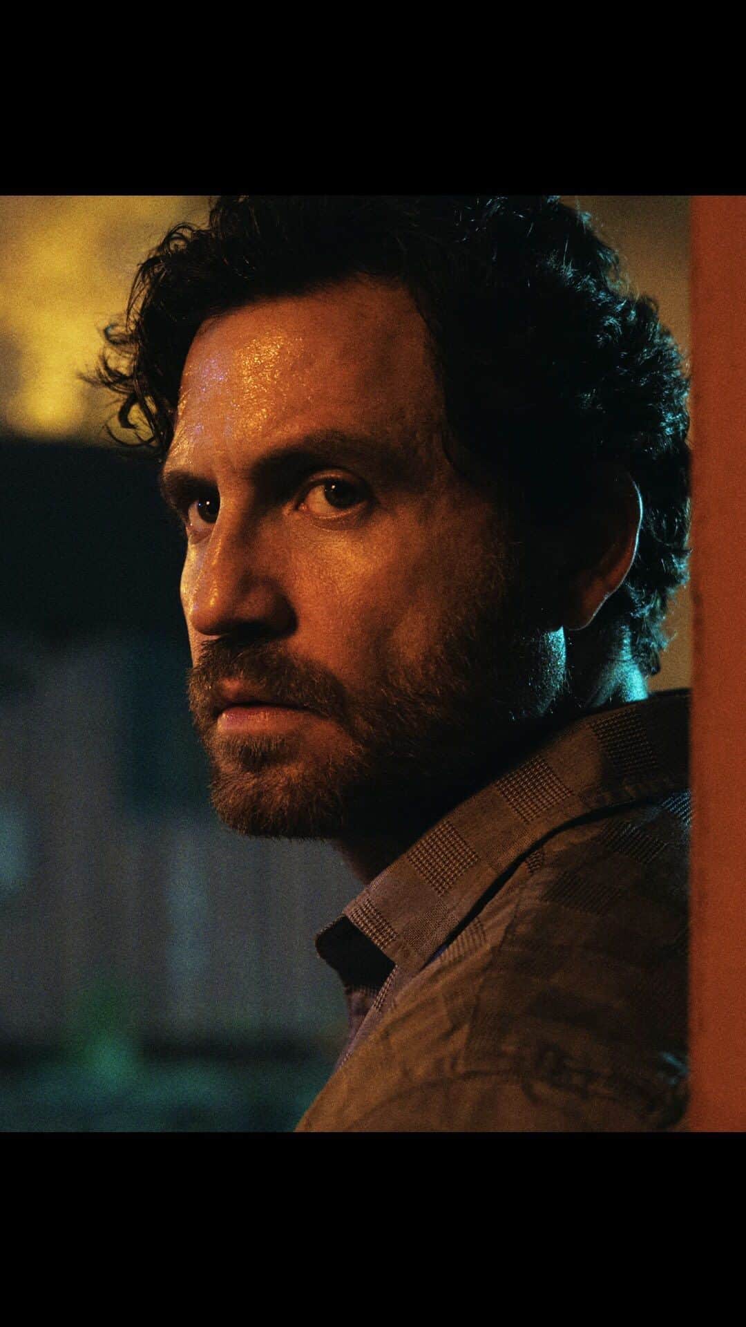 エドガー・ラミレスのインスタグラム：「You can take the man out of Florida, but you can’t take the Florida out of the man. Watch the trailer for FLORIDA MAN, a sexy noir dramedy series premiering April 13.」