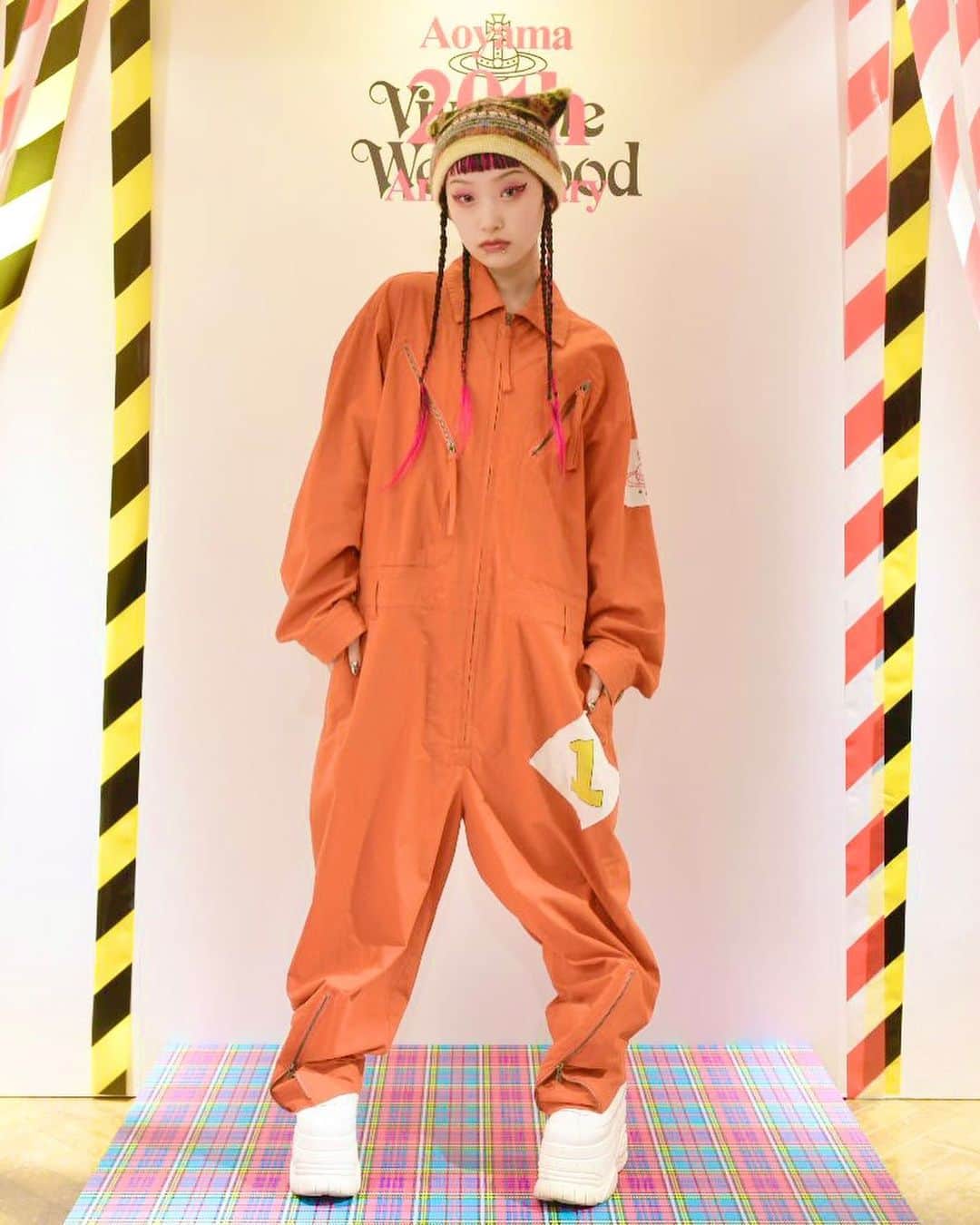 詩羽さんのインスタグラム写真 - (詩羽Instagram)「. 先日ダイスキなVivienne Westwood 青山店20周年記念パーティーに遊びに行きました🪐🧡⁎⁺˳✧༚  オレンジカラーのつなぎを着用して、 お気に入りのヴィヴィアンの猫耳ニット帽(=^x^=)🧶 いつまでも愛に溢れる素敵なブランド𝓑𝓘𝓖 𝓛𝓞𝓥𝓔 ˶⚈Ɛ⚈˵  ［ @viviennewestwoodjapan ］ @viviennewestwood  #viviennewestwood」3月27日 23時52分 - utaha.89
