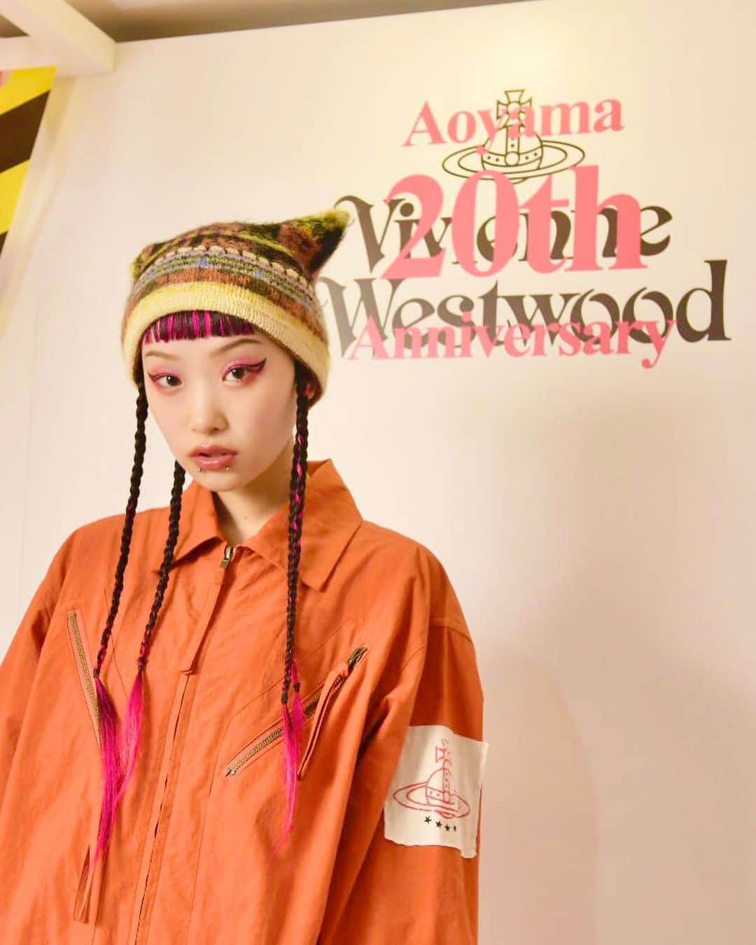 詩羽さんのインスタグラム写真 - (詩羽Instagram)「. 先日ダイスキなVivienne Westwood 青山店20周年記念パーティーに遊びに行きました🪐🧡⁎⁺˳✧༚  オレンジカラーのつなぎを着用して、 お気に入りのヴィヴィアンの猫耳ニット帽(=^x^=)🧶 いつまでも愛に溢れる素敵なブランド𝓑𝓘𝓖 𝓛𝓞𝓥𝓔 ˶⚈Ɛ⚈˵  ［ @viviennewestwoodjapan ］ @viviennewestwood  #viviennewestwood」3月27日 23時52分 - utaha.89