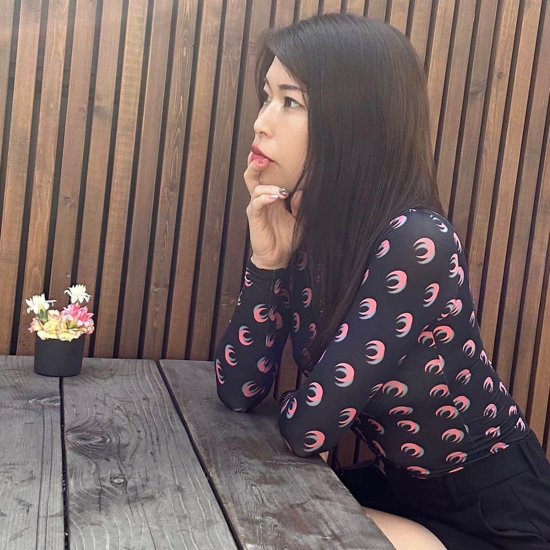 疋田万理のインスタグラム：「Daily Routine☀️  7:30起きてSlack見る 7:45 お弁当と朝ごはんをつくる、娘起こす 8:00 娘着替えなどバタバタ 8:15 娘髪結んだり、着替え準備したり 8:20 自転車でスクールに送る 8:45 オフィスつく 19:30〜21:00 オフィスから出る （夜ごはん） 21:45 洗濯したり掃除したり 22:30 お風呂入る 23:00 Netflix流しながらボーッとする 疲れきってなければプチ仕事 23:30 寝る  こんな感じです日々。 気づいたら朝が来て、夜が来ている…  7〜8時間は寝ないと仕事できないので けっこう寝ています😵‍💫  ワークアウトの時間を持ちたいが なかなか難しいね…！」