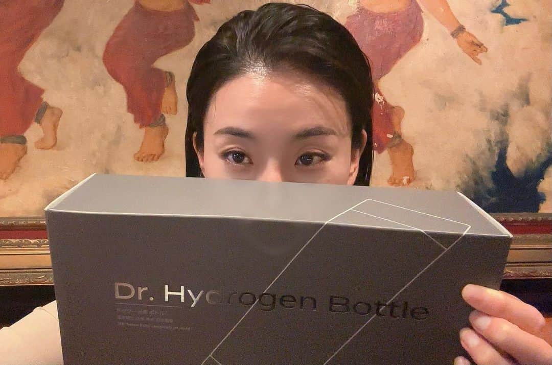 のインスタグラム：「遂にゲットしました👏 『ドクター水素ボトル』❣️❣️❣️  3.4年前に愛用してたお風呂に入れる水素生成器（名前はリタライフだったかな？）が壊れてしまい修理も出来ずにしょんぼりしてました。地方公演にも持って行って毎日お風呂楽しみにしてたのになぁ…😭😭😭  遂に吸入する水素生成器をゲット😍😍😍👏👏 やっと！！！ 何年も迷ったけど遂に✨✨  なんとなく『水素は良い』イメージはありましたが、今回購入前に水素を吸入しながら毛細血管の流れを見る事が出来ました✨ 目に見える効果は実感が出て良いですね👏　 エビデンスがしっかりしてるから安心だし、勉強になりました✨ なんとなくの知識が明確になりました！ 救急車にも水素吸入が導入されたそうです👏  2枚目の動画↓ 私の左薬指の毛細血管ちゃん😯 右がビフォー。左がアフター（水素吸入して20分後くらいかな？） 利き手じゃない薬指が一番流れが行き難い毛細血管になるそうです。 始めからなかなか良い血流と毛細血管だったようです👏褒められた！ 嬉しい☺️☺️☺️ なので、そんなに変化はないかもと言われましたが、分かりますか？ 流れが早くなってる👏👏 凄い✨✨✨ そんなに早く効くんですね🎊  毛細血管の捻れなんかも真っ直ぐになるらしいです。本当かな☺️☺️☺️ 楽しみ❣️  水素吸入するのが楽しみな毎日を送ってます✨✨✨  なんとか花粉症治したい😭😭😭👏 一週間ちょっと経ちましたが、花粉症少し良くなってます👏  なんとコンタクトアレルギーと言う女優には致命症のアレルギーが宝塚卒業（宝塚卒業するまで待ってくれたのは偉い👏）してから発症してしまって、花粉の季節はコンタクトしてたら特に辛くて…。 まさかの牛乳瓶底メガネで皆さまの前に出るわけにはいかないので😭😭💦  視力0.1ないからメガネないと『メガネ🫳メガネ〜🫳』になります💦 分かる？（笑）😂😂😂 瓶底眼鏡してると“ベンゾウさん”って呼ばれます…（笑）  スポーツ選手やパフォーマーの方も使ってらっしゃるそうです✨絶賛タンゴお稽古中だから、タンゴ疲れの身体にも良さそう👏  更なる身体能力アップを目指します✨✨✨  #ドクター水素ボトル　 #嬉しい」