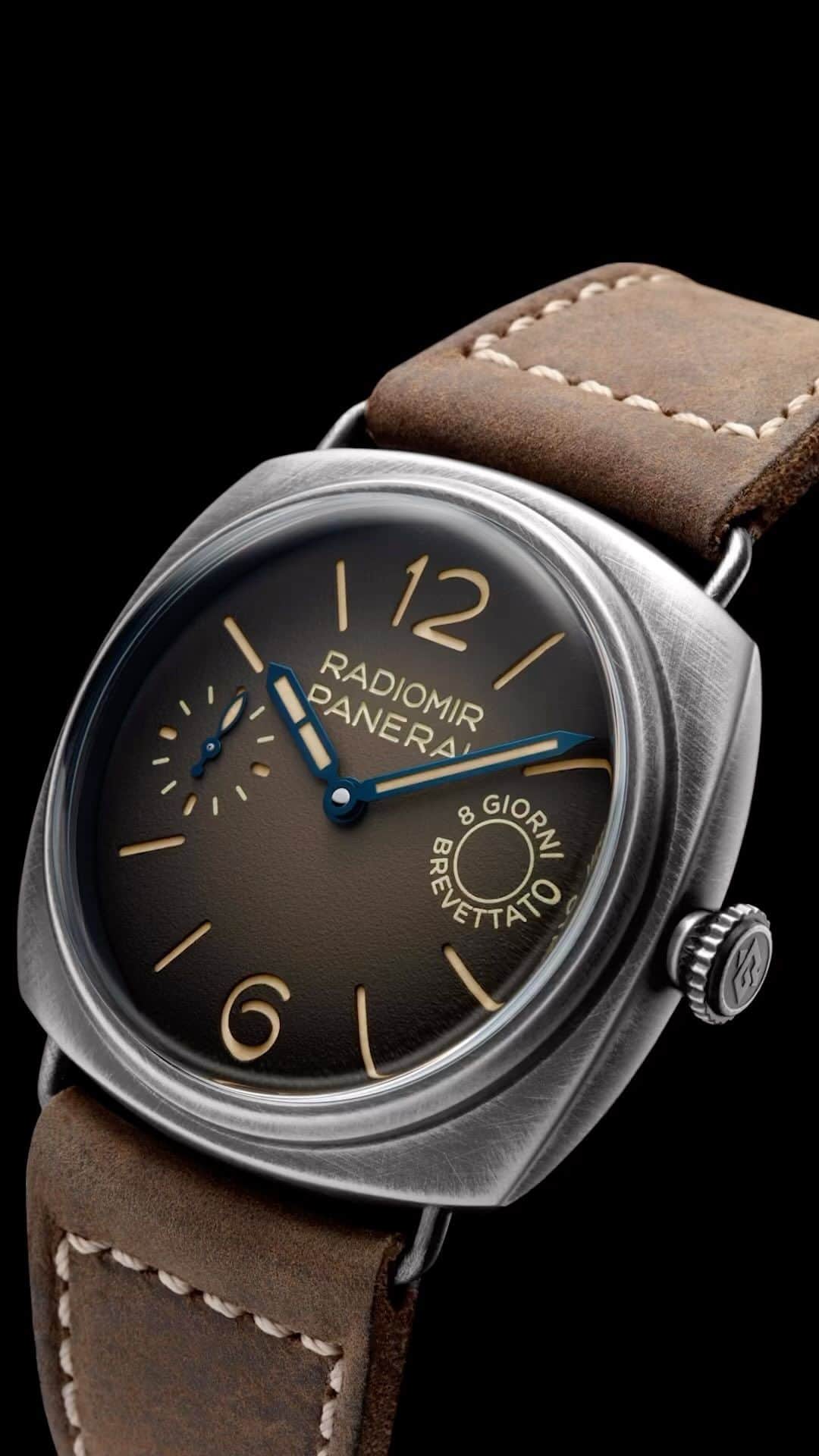 パネライのインスタグラム：「The year of the Radiomir – Watches and Wonders 2023 release.    We continue with the releases from this year with the PAM1347 & PAM1348 Otto Giorni Radiomirs. These two feature the new eSteel case design that is hand finished to look vintage and antique. The hand finishing PVD makes no two pieces exactly the same.    Both of these pieces play to the historic nature of the Radiomir but with 2 different dial colors. The PAM1347 features a vintage dark brown gradient dial and brown strap while the PAM1348 features a blue gradient dial and blue strap.    Both pieces have blue hands that compliment that watch nicely and feature a sub second dial at the 9 o’clock and the iconic 8 Gironi Brevettato logo at the 3 o’clock location.    Both of these pieces will be regular production and will retail at $9,700 USD.   Read more detailed information on our website www.paneraicentral.com」