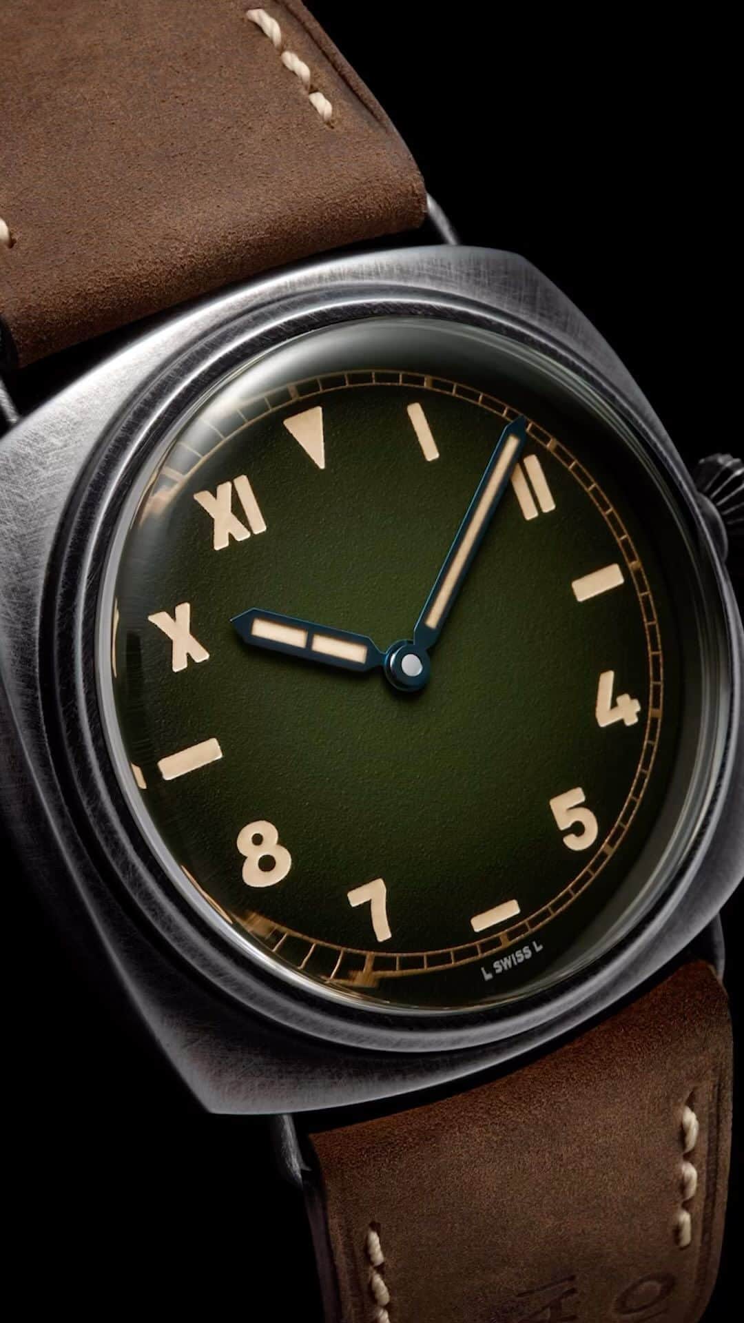 パネライのインスタグラム：「The year of the Radiomir – Watches and Wonders 2023 release.    Dare I say probably my favorite from the new Radiomir releases this year. The PAM1349 Radiomir California for the first time in a 45mm.     The eSteel case as with the Otto Giorni models, features a Brunito case with a brand new finishing that has never been done before at Panerai giving it it’s seasoned and weather looked which go amazing with the gradient green textured dial.   The strap on this model is a Ponte Vecchio calf leather strap that has the hot printed inscription G. Panerai e Figlio. The exact same phrase found on the signage of the original workshop in Florence.    This will be available at boutiques for a retail price of $12,300 USD   Read more detailed information on our website www.paneraicentral.com」