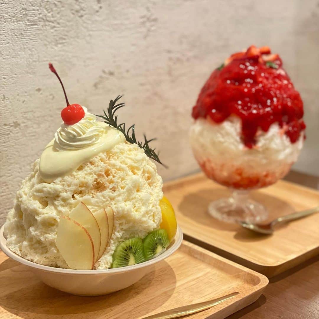 のインスタグラム：「Spring school🌸帰りに1週間頑張ったご褒美のおやつに子供達と#京かき氷つみき へ🍧❤️ @kyoto_tsumiki   プリンアラモード🍮と定番の苺ミルク🍓♡  とっても大きいのでいつもシェアしてる👦🏻👧🏻🍧✨  夏はいつも行列で行けないから、冬と春に満喫しておきたい😆  #ks_23✨ #ks_kyoto✨ #京都  #烏丸 #四条烏丸 #京都グルメ #烏丸グルメ #京都スイーツ #京都かき氷 #かき氷 #kyoto #shavedice #sweets #🍧 #🍒 #🍓 #🍮」