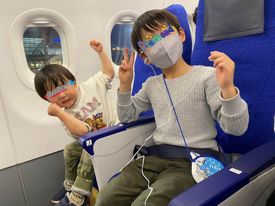 蒲生麻由のインスタグラム：「春休み🌸 息子2人とちょっくら行ってきます✈️  #springbreak  #息子達と旅行  #しばしパパとはなればなれ  #飛行機旅」