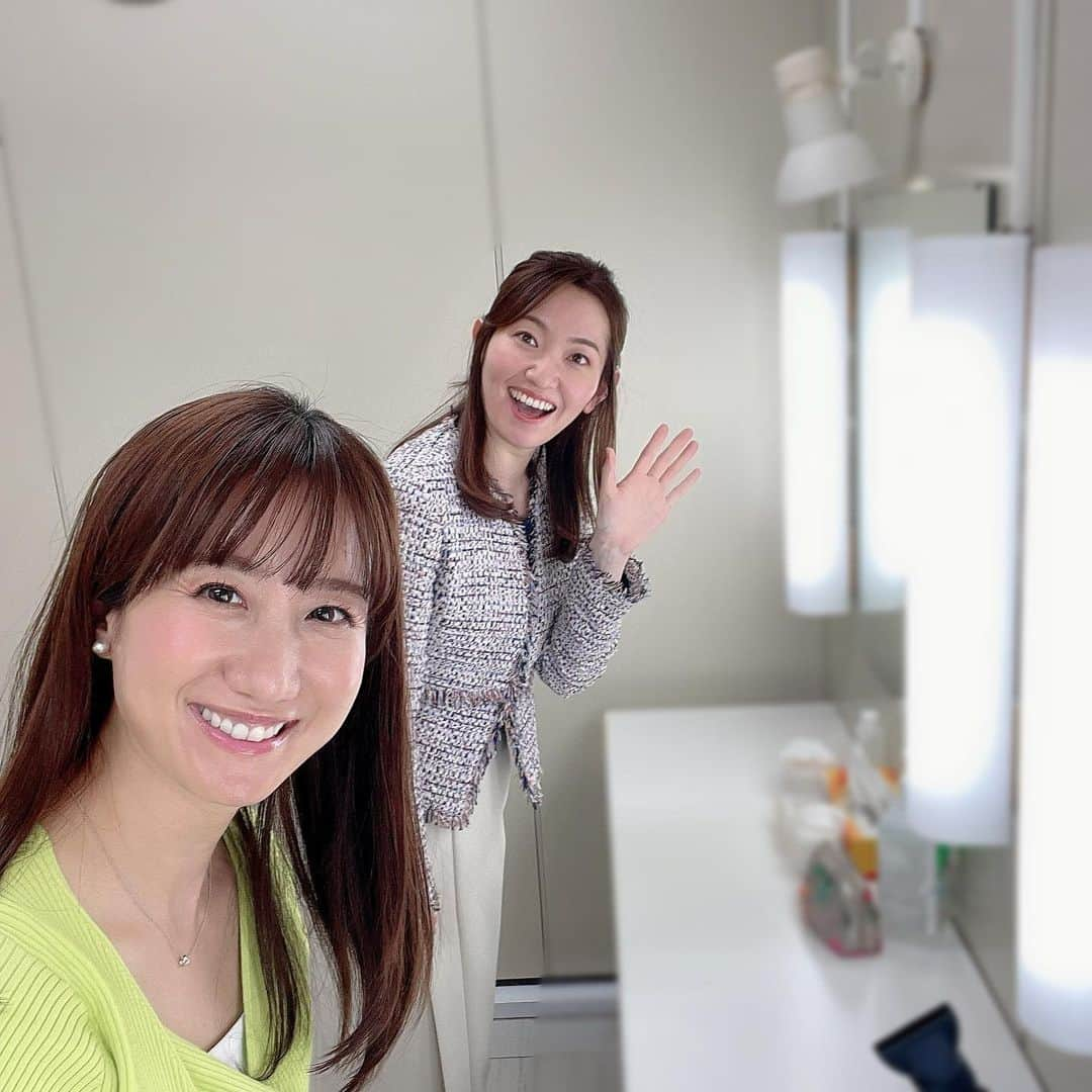 吉井明子さんのインスタグラム写真 - (吉井明子Instagram)「ෆ ෆ ෆ ある日の一枚！ キャスターの細谷翠さん @hosoya.midori  とバッタリ♡ 忙しいときでもホッとします。  久しぶりの #みどあき ツーショットだー🫶  #細谷翠 さん #キャスター #アナウンサー #あすに一番近い気象情報 #気象予報士 #気象キャスター #weatherforecaster #기상캐스터　#氣象主播 #吉井明子 #bs4k #bs1 #bsニュース4kプラスふるさと」3月27日 15時17分 - akiko_yoshii_sunny_rain