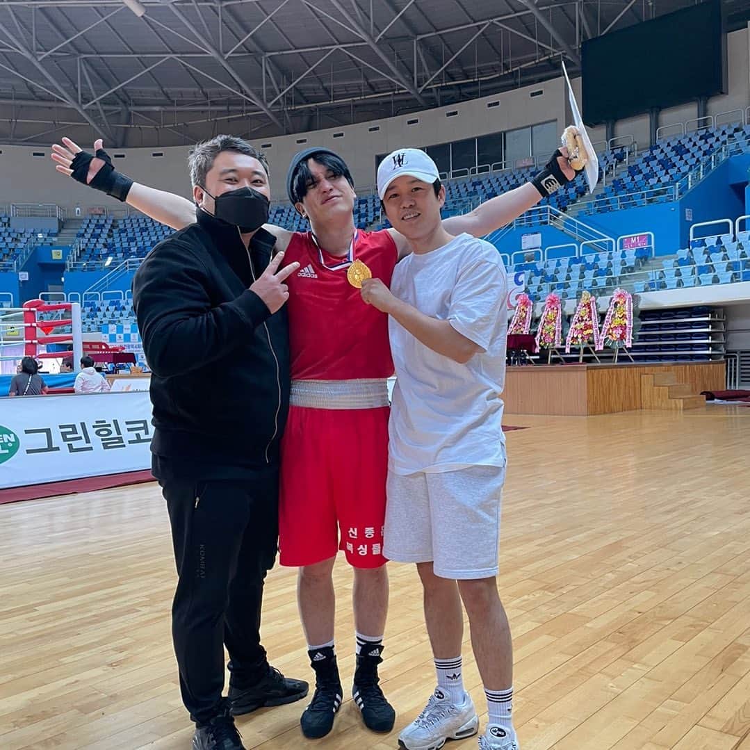 のインスタグラム：「인천생활복싱대회 우승 하고왔습니다 한달동안 신종훈 관장님과 우리 진영 코치 그리고 신종훈복싱클럽 관원분들의 도움으로 좋은 성과를 얻고 온거 같아 너무 행복합니다 앞으로 하나씩 천천히 다치지 않고  좋은 모습 많이 보여드리겠습니다! 신종훈복싱클럽 최고😍🥰 #신종훈복싱클럽 #생체우승」