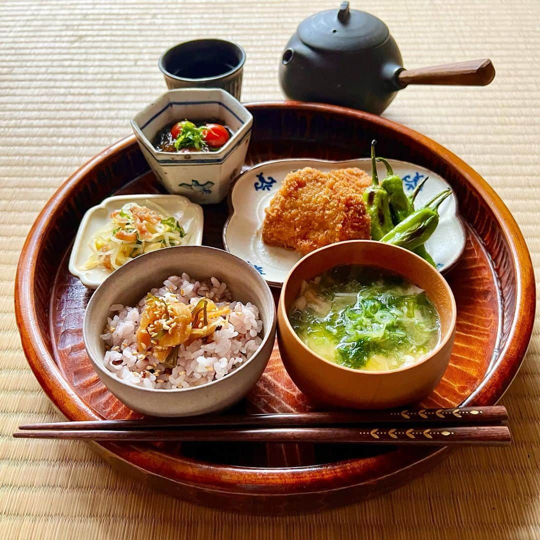 ひろσ(´～｀*)のインスタグラム：「☆ 🍴甘辛たれかつ 🍴もやしの梅あえ 🍴ミニトマトともずくの酢物 🍴雑穀米 🍴あおさとえのきのお味噌汁 ． ． いつかのお昼ご飯でこんにちは😃 先週からまたちょこちょこ めまいが出てきてる感じで ゆる〜く毎日送っております😌 ． ． うちの近所でも桜咲き出しましたが 結構咲いてるものと あんまりのものと差があります🌸 今日もいいお天気ですが 風もあって寒いので そのせいかな🤔 散ってしまうまでに 体調よくなったら お花見行きたいなぁ ． ． #昼ごはん#常備菜#作り置き #つくりおき#ごはん#おうちごはん#手作りごはん#マカロニメイト#てづくりごはん365# お昼ごはん#からだにやさしいごはん #体に優しいごはん#うつわ好き#器好きな人とつながりたい #japanesefood #lunch #おひるごはん#おうちランチ#おうちカフェ#ひとりごはん #ヒレカツ#タレカツ#中西申幸 #シモヤユミコ#馬場勝文」