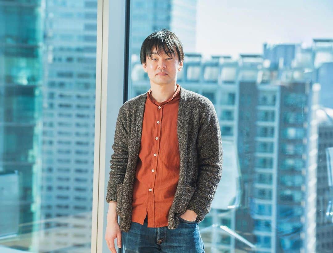 DMM.com公式のインスタグラム：「【📯DMM inside更新】 DMMのプラットフォームの信頼を高めるために活動する『多事業コンサルグループ（現：VPoE室）』  このグループには、エンジニアや営業、経理などさまざまなバックグラウンドを持つ人が、それぞれの得意分野を活かして活躍しています。  異業種が集まる部署で求められる人材とは？ グロースチーム リーダーの渡邊に話を聞きました。  記事はハイライトの「働く人々」から👆 https://inside.dmm.com/articles/dmm-platform-infinity/」