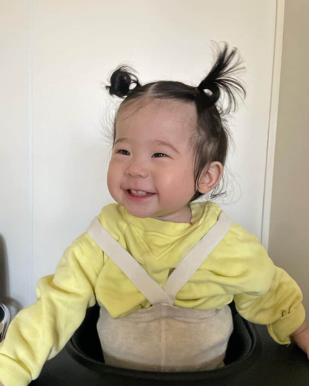 my9mj8のインスタグラム：「3/26で11ヶ月になった我が子💛 来月で1歳なの🥺 あっという間すぎて、、、、 ⁡ 最近のお気に入り写真！ いっぱい載せとこう🤲 ⁡ ⁡ 記録とか苦手で全然続かず😮‍💨反省 ⁡ ここからは私のメモ📝として ⁡ ⁡ 最近は表情豊かになって あんまり好き嫌いもなく食べてくれて （というか、離乳食苦手なのでレパートリーが少ないという説も😇） トマト🍅はちょっと苦手かも ⁡ バイバイとかハーイとか美味しい〜は全部同じポーズになりがち😂全部手を耳に持っていくポーズです笑 やりたい気分の時しかしてくれません🥹 みんなでハイハイした時も、ぽかーんときょろきょろ マイペースなんかな？ 気付いたら急いで来てくれたからよし🙆🏻 後追いとかもずっとなかったけど ここ最近、泣く時もある🥺ちょっと嬉しい笑 絵本好きで1人でいっぱい出してきて見てる そのせいでボロボロになっていくけど、見守るスタイル ⁡ 私が眠すぎて寝てしまってたら テレビ消して横で寝てたりして🥹ごめんよ、、、という気持ちと愛おしさ100倍 テレビはリモコン噛んでてよく消す ⁡ お歌が好きで、好きな歌は手でリズム合わせてる たまに、j-popでものってる😂 好きな歌？なのかなにか興奮すると1人で見てたのに、こちらに駆け寄ってきてしがみついてくる笑 ⁡ 歯がもう8本生えたからか噛みつかれる事多い 父母は青あざ、血豆作ってますよ🧌 でも、ここ最近ちょっと減ったかな！ でも、鼻とか耳を取られそうになったり、頭突きされたり大変😂😂😂 ⁡ まだ、伝い歩きもあんまりせず ２歩くらいかな？ 1歳までに歩くかな☺️？  ⁡ すわくんのペースで応援してる📣 ⁡  あ！あと昨日くらいからしゃくれるのなんで？」