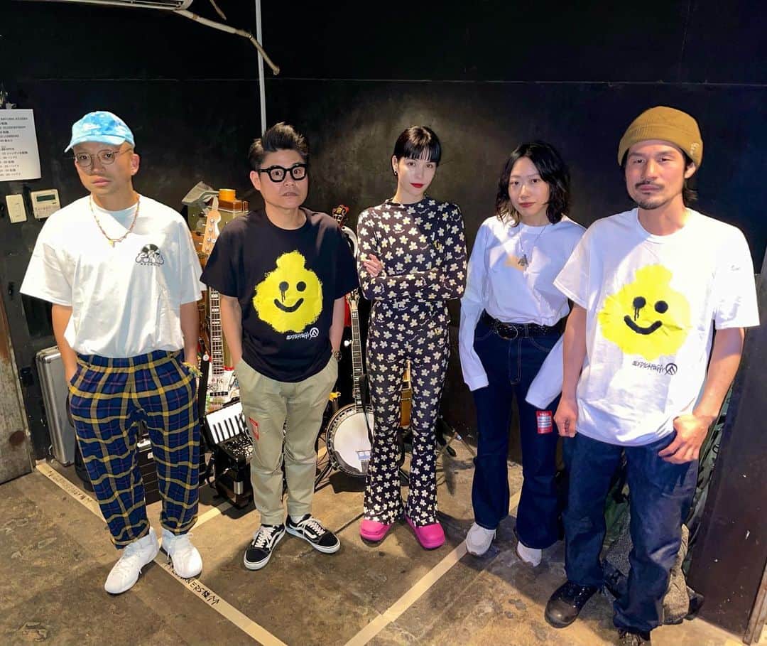 のインスタグラム：「3年前までの当たり前の光景が少しずつ戻りつつあるなぁと演奏をしながらじわじわと嬉しさが込み上げてきたライブでした。 ビシっとアルバムを仕上げたOLEDICKFOGGYも、初めて観たNATURAL KILLERSもめちゃくちゃ良いライブをしていて刺激を受けました。  大阪、ありがとうございましたー！！！」