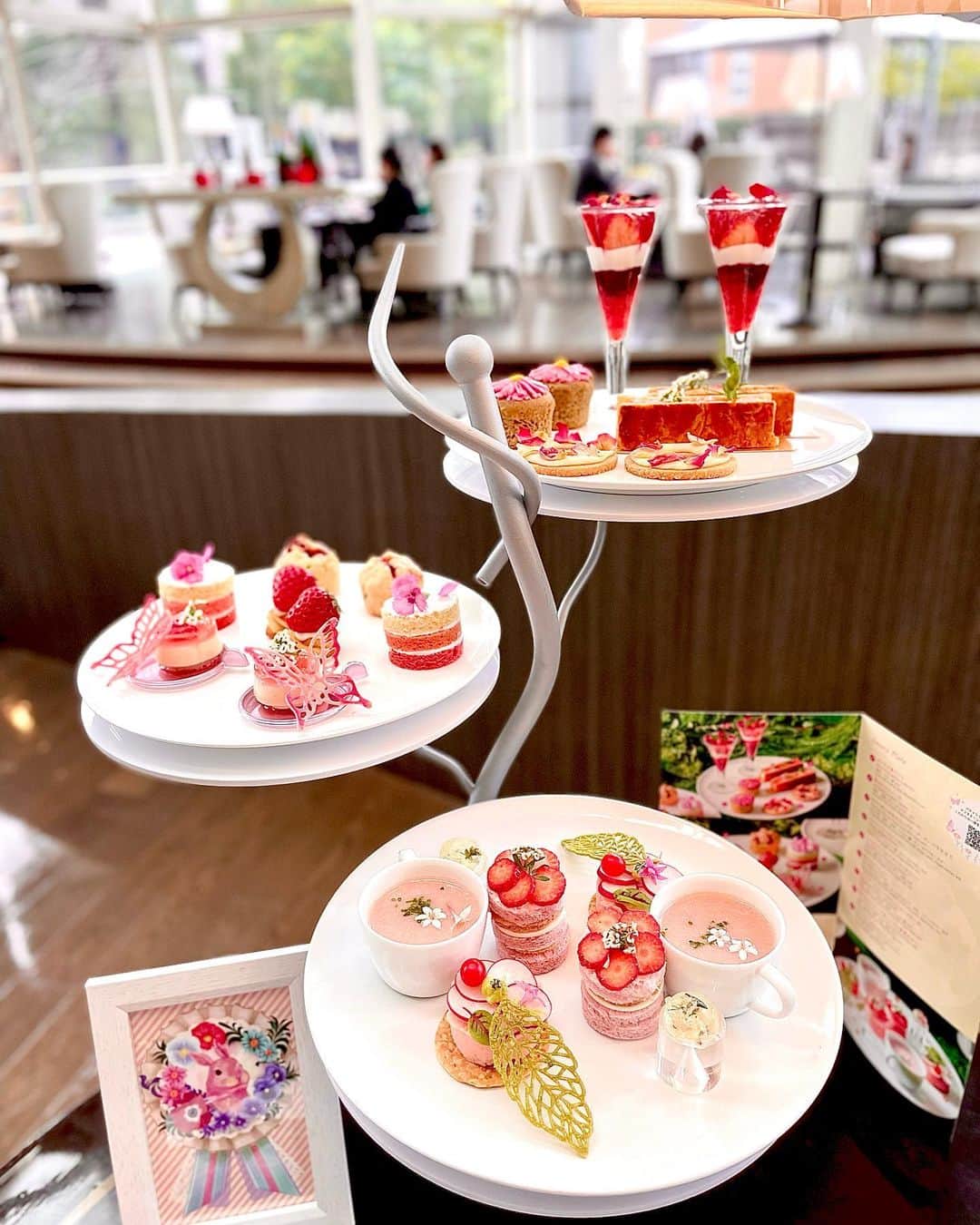 のインスタグラム：「12月に来て感激したマリオット東京のヴィーガンアフタヌーンティー🫖🍰 @tokyomarriott   3月1日からFlower Gardenをテーマにした春のヴィーガンアフタヌーンティーが始まると言う事で、ずっと楽しみにしてたの🌸  これ全部ヴィーガン💕しかもグルテンフリーの物も多い🌸 　 かわいいピンクも、着色料は使わずにビーツで色付けしていて、さすが🌸💕  こんなに可愛いのに、セイボリー類はしっかり塩っ気があって、食べ応えあるし、スイーツ類もヴィーガンバターや豆乳を使っているから、生クリームや甘すぎるスイーツ苦手な人も美味しく食べられるはず🌸💕  可愛くて、繊細なのに、大満足の食べ応えで、今回も感動💕  しかも、「前回もありがとうございます」とわざわざシェフがテーブルまで来てご挨拶してくれました😭💕  ヴィーガンアフタヌーンティーは、需要が増えてるみたいで、どんどん進化しているらしく、夏の新メニューもたのしみ😍💕  春のアフタヌーンティーは5月31日までやっているみたいなので、是非ぜひ色んな人に食べてみてほしい💕  #ヴィーガンアフタヌーンティー #ヴィーガン #ベジタリアン #vegan #vegetarian #vegansweets  #アフタヌーンティー #インフルエンサー #モデル #ヘルシー #ダイエット  #hightea #デトックス #ヴィーガンスイーツ #ヴィーガンカフェ #ヌン活 #アフヌン #ビーガン #東京グルメ #カフェ巡り #afternoontea #veganfood #マリオット #マリオットホテル #東京マリオットホテル #mariott #mariotthotel #glutenfree #グルテンフリー #アフタヌーンティー東京」