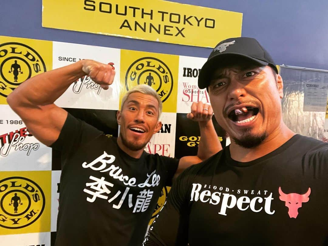 鷹木信悟さんのインスタグラム写真 - (鷹木信悟Instagram)「同期の戸澤と　#GOLDGYM へ...💪 昔、よく一緒にジム行ったな〜 年齢は俺が上でデビューも俺の方が先だったけど、彼は立派な父親となりました㊗️ #prowrestler #wweraw #njpw #GYM #training #workout #2004年 #父親」3月27日 15時30分 - takagi__shingo