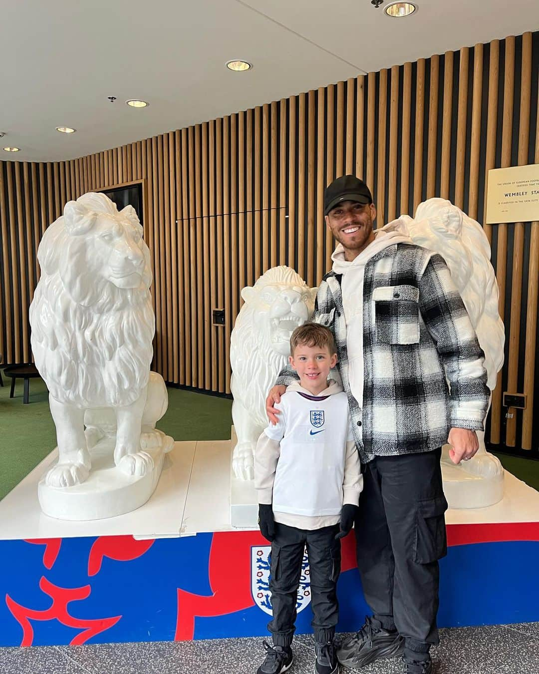 エリオット・ベネットさんのインスタグラム写真 - (エリオット・ベネットInstagram)「A day I will never forget. I wish I could bottle up the feeling Albie had of excitement and happiness. First trip to Wembley ⚽️💙」3月27日 15時42分 - ebenno88