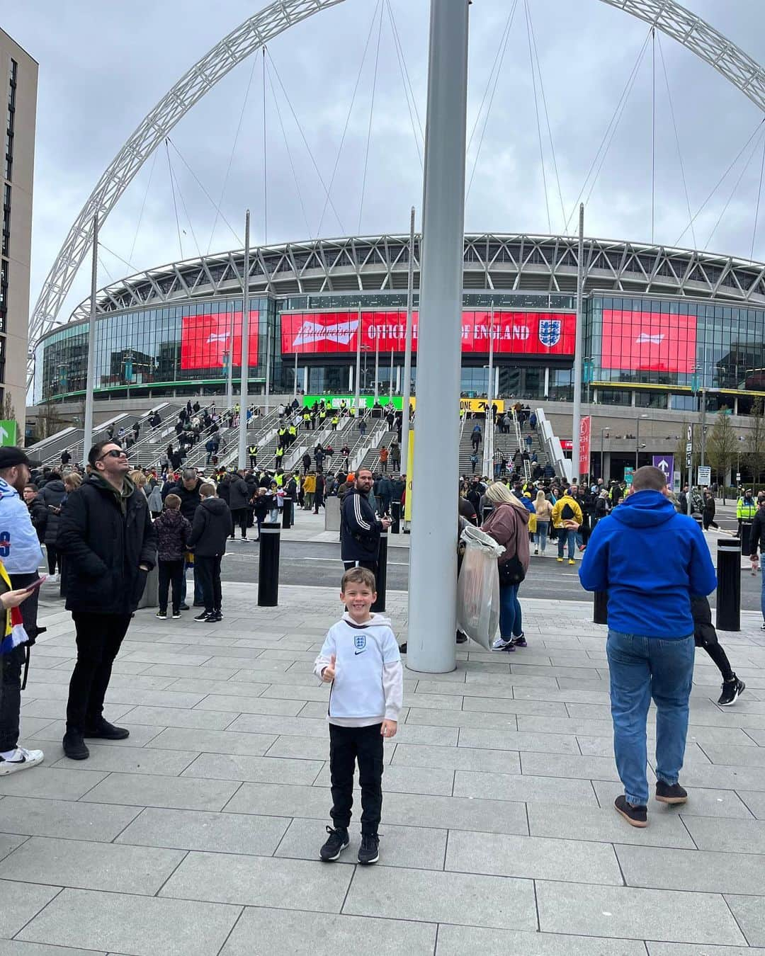 エリオット・ベネットのインスタグラム：「A day I will never forget. I wish I could bottle up the feeling Albie had of excitement and happiness. First trip to Wembley ⚽️💙」