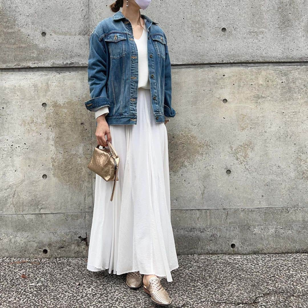 HandmadeLaboさんのインスタグラム写真 - (HandmadeLaboInstagram)「🤍×💙  outer  #spickandspan  tops  #uniqlo  skirt  #meri bag  #giannichiarini shoes #adametrope      #デニムジャケット  #uniqloコーデ  #デニムコーデ  #gジャン #ホワイトコーデ #ロングスカート  #シンプルコーデ  #ママコーデ  #40代コーデ #アラフォーコーデ」3月27日 15時51分 - ameri812