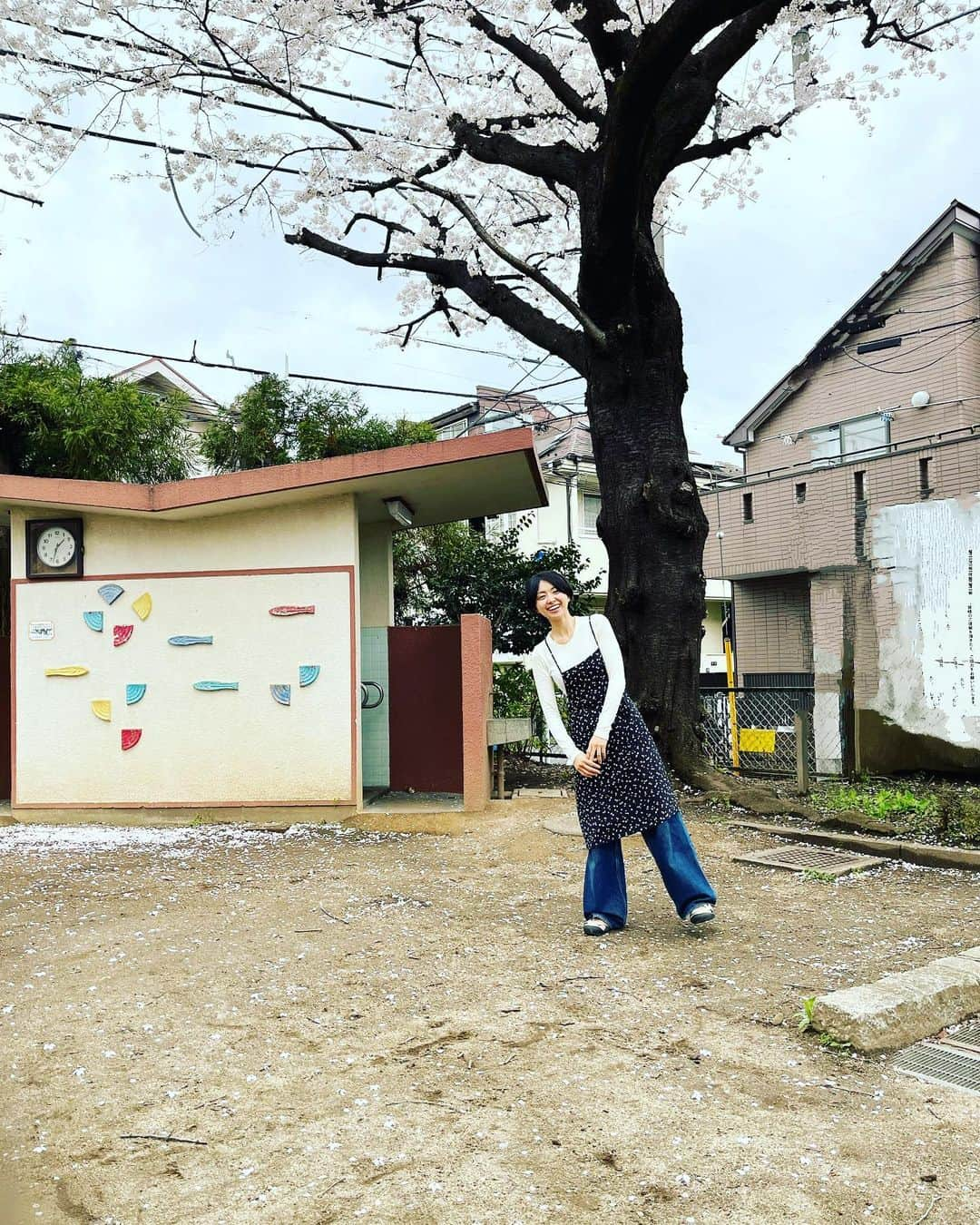 野村佑香さんのインスタグラム写真 - (野村佑香Instagram)「お花見シーズンが短そうな今年。  隙間時間を見つけて、 友人と子供達とお花見してきました🌸  桜もお団子も、しっかり楽しんで😊 子供に写真を撮ってもらったら、 桜全然映ってなかったけど🤣 それもまたいい記念に📸  いつまでも留めておけるものはなく、日々を集中して楽しまないと。  そんなことを桜も子供も教えてくれます☺️🌸  #花見#春#cherryblossom #子供とお出かけ#お花見#花も団子も」3月27日 15時46分 - nomuyuu