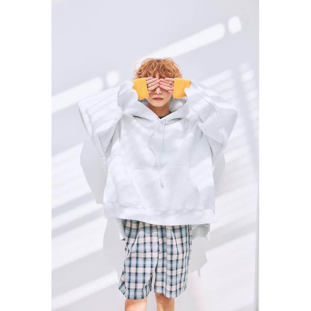 とまんのインスタグラム：「TOMAN COLLECTION 23 👖  ・ﾊﾟｰｶｰ  color : ⚪️ﾗｲﾄｸﾞﾚｰ / 🟢ｸﾞﾘｰﾝ size : M / Ｌ  ¥ 7,000 +tax  -  4/8(土) 14:00-16:00 限定 新宿ルミネエスト 店頭販売会 ∟ とまんが接客いたします  4/9(日)〜 ZOZOTOWNにて販売開始予定」