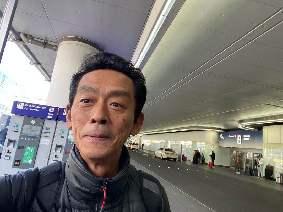 ぜんじろうのインスタグラム：「ドイツ、フランクフルト到着！」