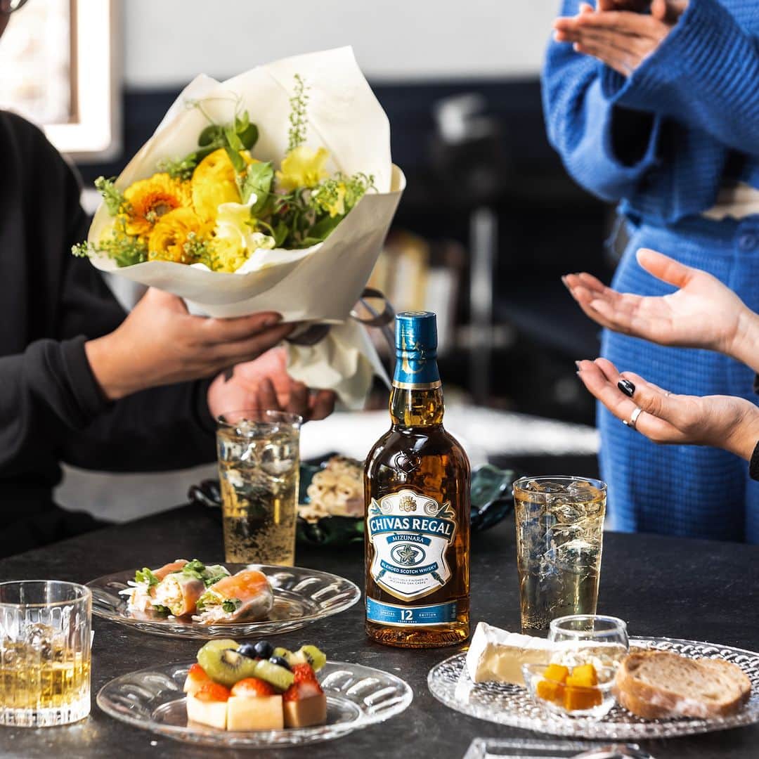シーバスリーガルのインスタグラム：「3月末に歓送迎会をする方も多いのではないでしょうか。 お食事と楽しい会話のお供にスコッチウイスキーの「シーバスリーガル ミズナラ 12年」で作るハイボールはいかがですか？シーバスリーガルが楽しい時間に花を添えられますように✨  #シーバスリーガル #ミズナラ #スコッチウイスキー  #ウイスキー好きな人と繋がりたい #ハイボール #送別会 ＃歓迎会」