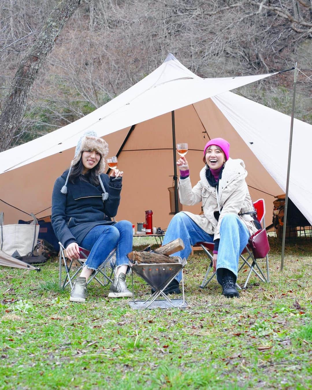 渡辺由布子さんのインスタグラム写真 - (渡辺由布子Instagram)「🏕  東京駅から新幹線で1時間半🚅 週末は福島県の西郷村にて開催された「自分流キャンプ飯大会」に参加しました。  新白河駅に到着するやいなや、道の駅 #まるごと西郷館 でBBQの食材を調達。 #阿武隈川メイプルサーモン や#白河高原清流豚 、一石とうふといった特産品から、#とっくり芋 や#花びらたけ など珍しい野菜を使って、この地ならではのスペシャルなBBQ体験に！  📰 #10  キャンプの様子が3月26日付の民友新聞の朝刊に掲載されていました。  #西郷村キャンプ飯 #民友新聞 #キャンプ飯 #キャンプ好きな人と繋がりたい #キャンプ女子 #アウトドア女子 #道の駅 #タープ #camp #camplife #camping #camper #BBQ #campvibes #campgear #行くぜ東北 #福島旅行   🏷 西郷村営野外第二キャンプ場 📍 @nishigo_village  🗾 #NISHIGO (#西郷村 ) #Fukushima (#福島 ) 🌎 #🇯🇵 #JAPAN (#日本 )」3月27日 15時59分 - watanabe_yuko